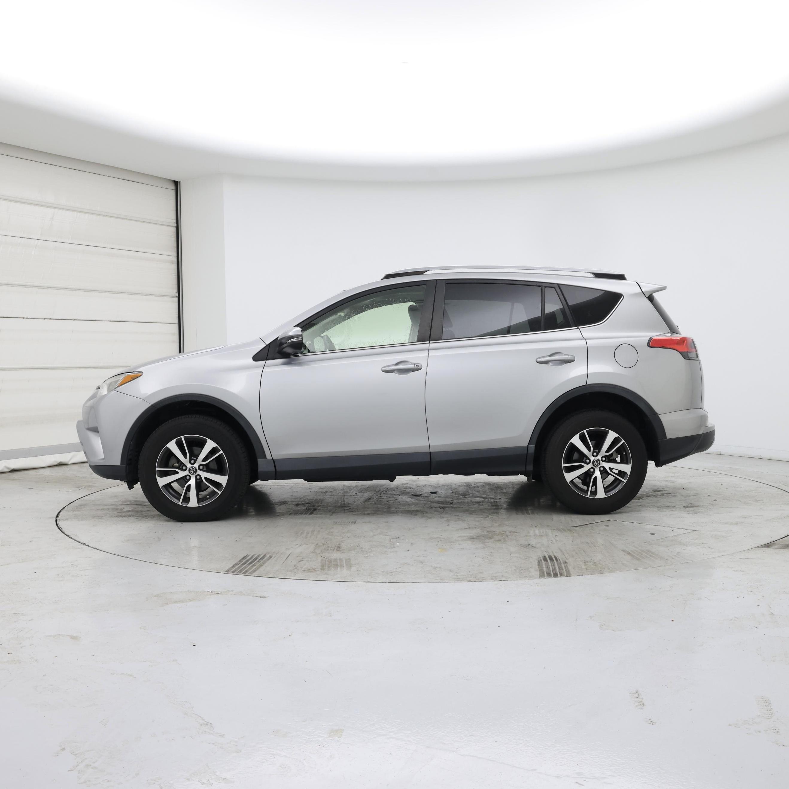 Thumbnail: 2018 Toyota RAV4 - 3