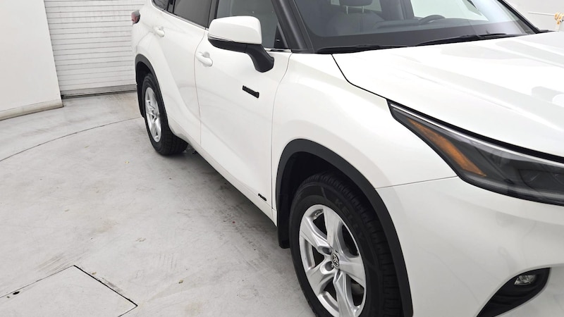2021 Toyota Highlander LE Hero Image