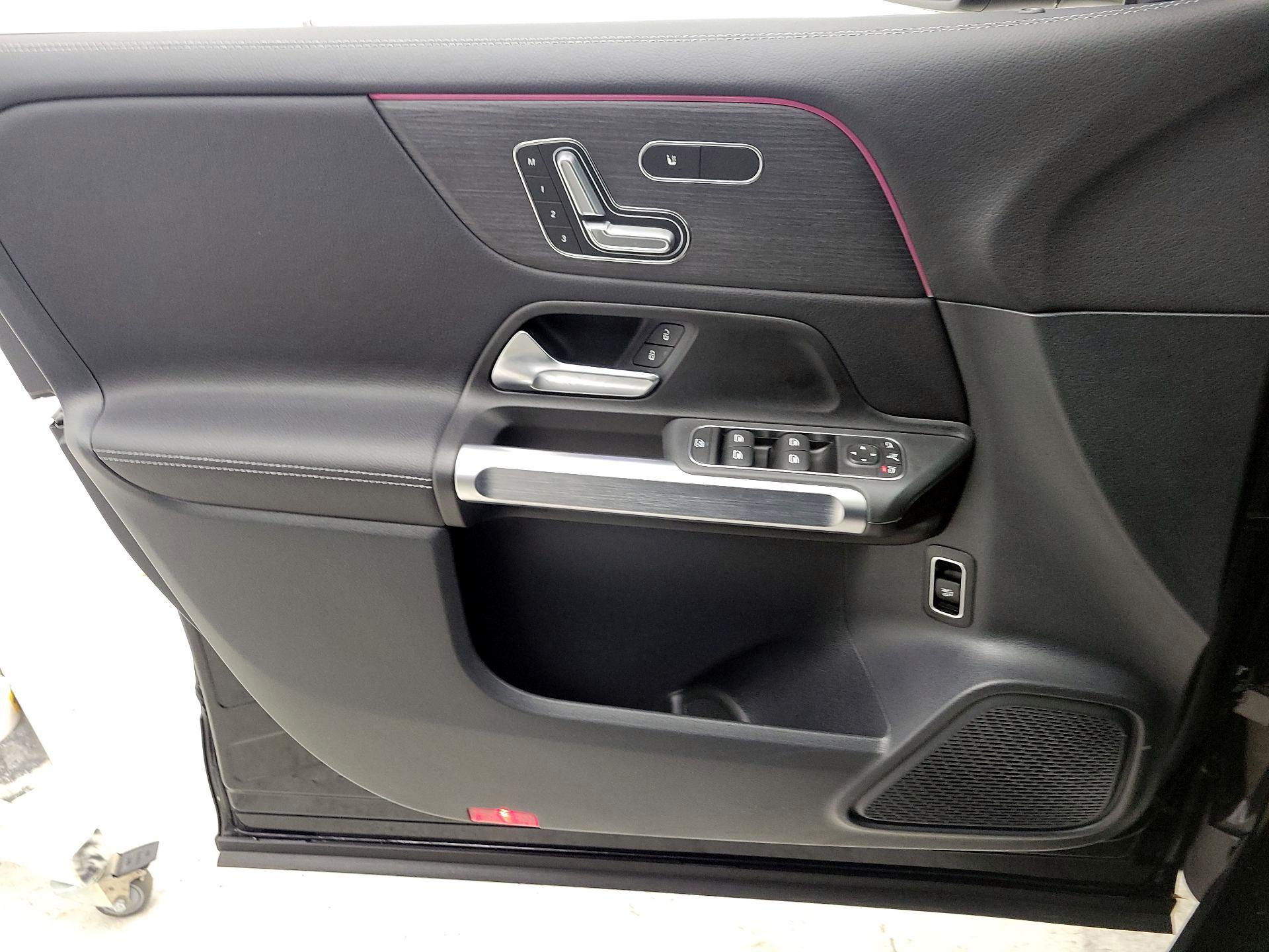 Thumbnail: 2022 Mercedes-Benz GLB - 12