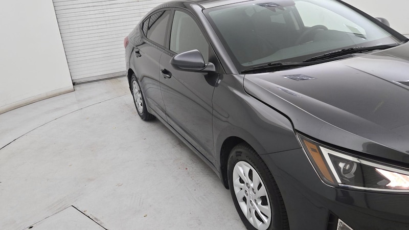 2020 Hyundai Elantra SE Hero Image
