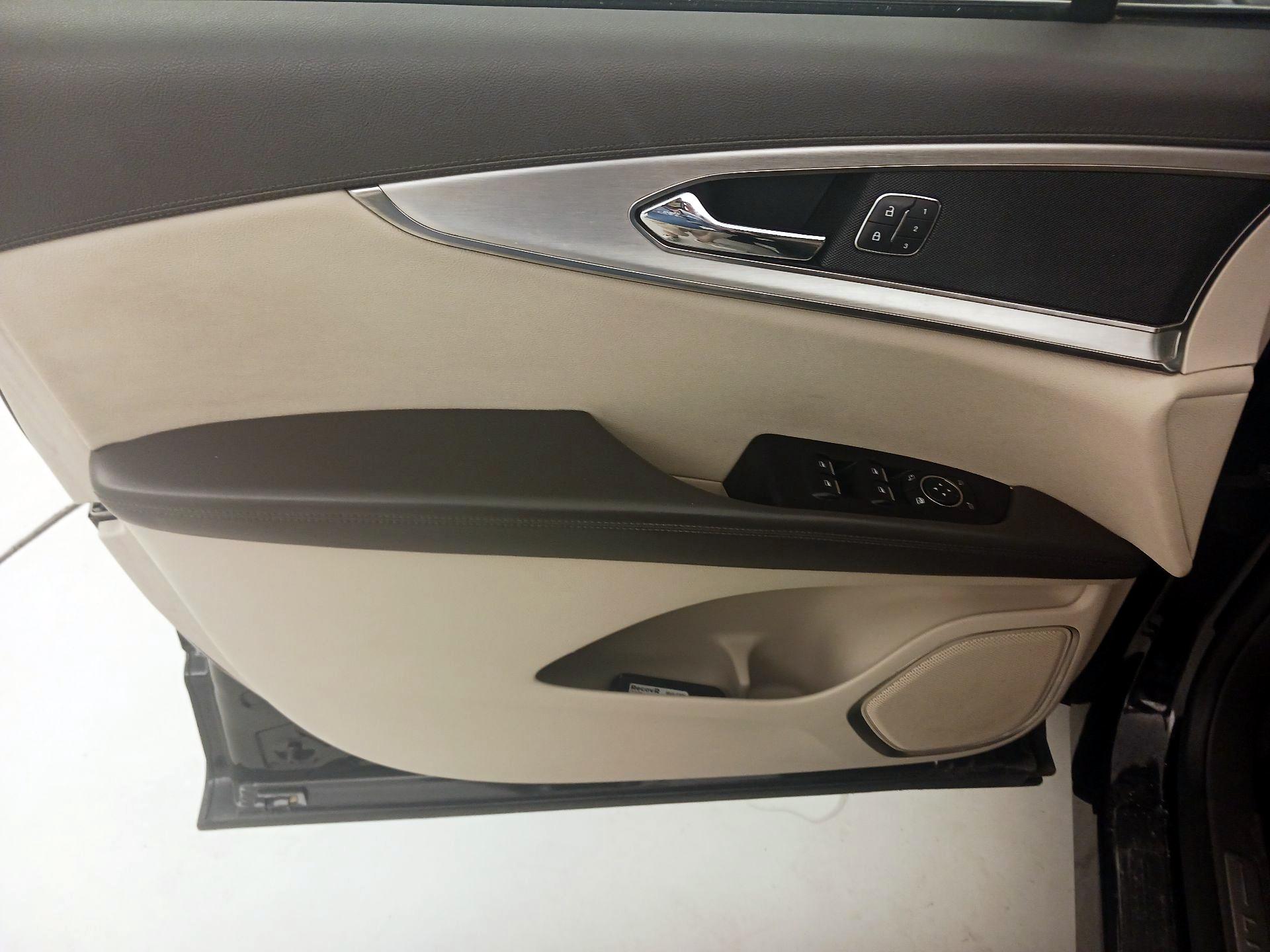 Thumbnail: 2020 Lincoln Nautilus - 10