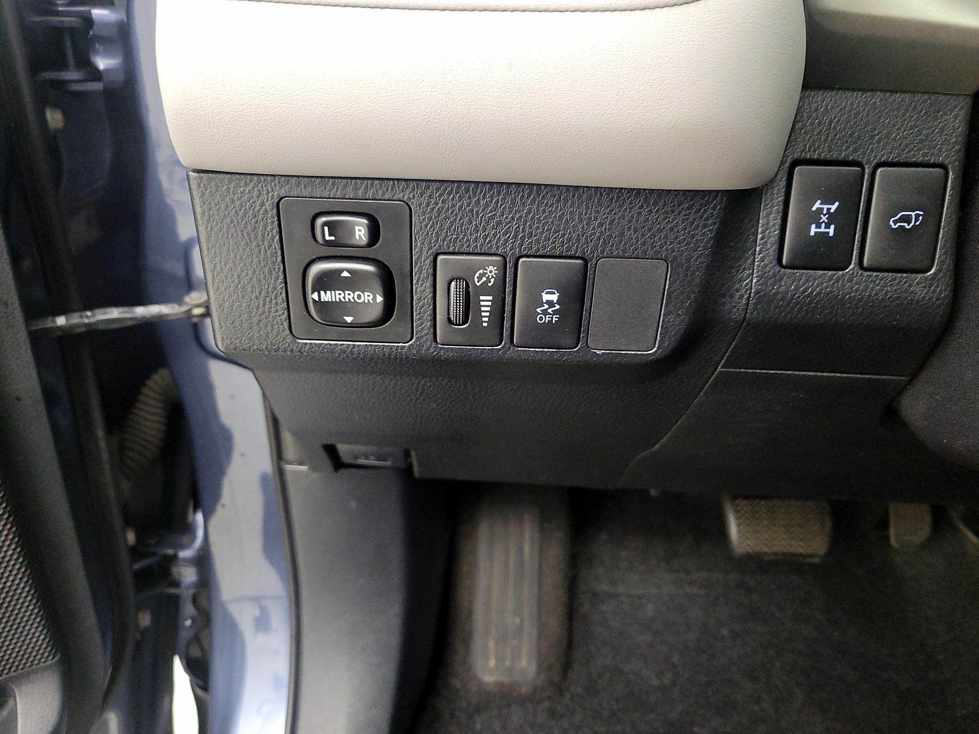Thumbnail: 2013 Toyota RAV4 - 13
