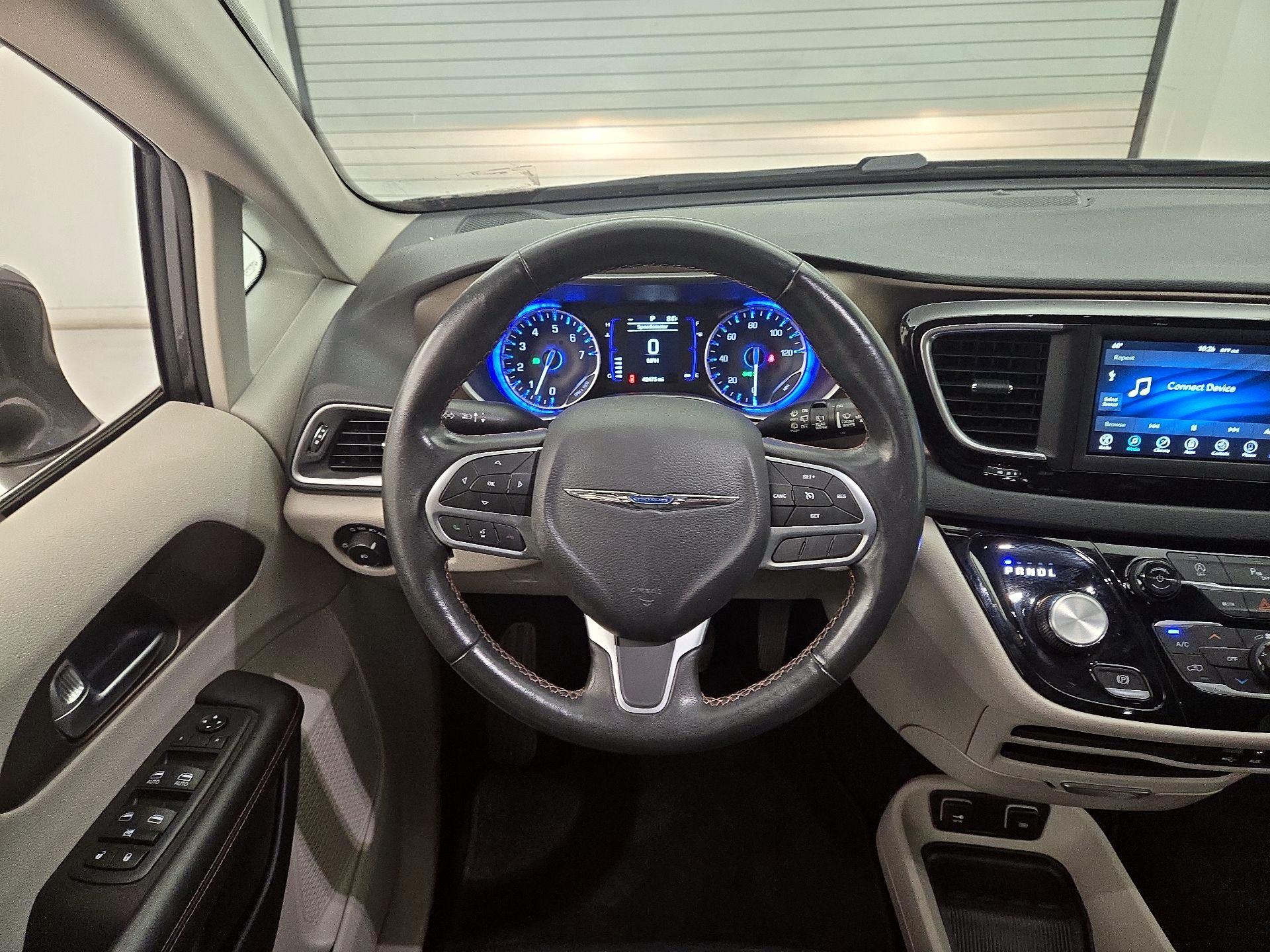 Thumbnail: 2019 Chrysler Pacifica - 10