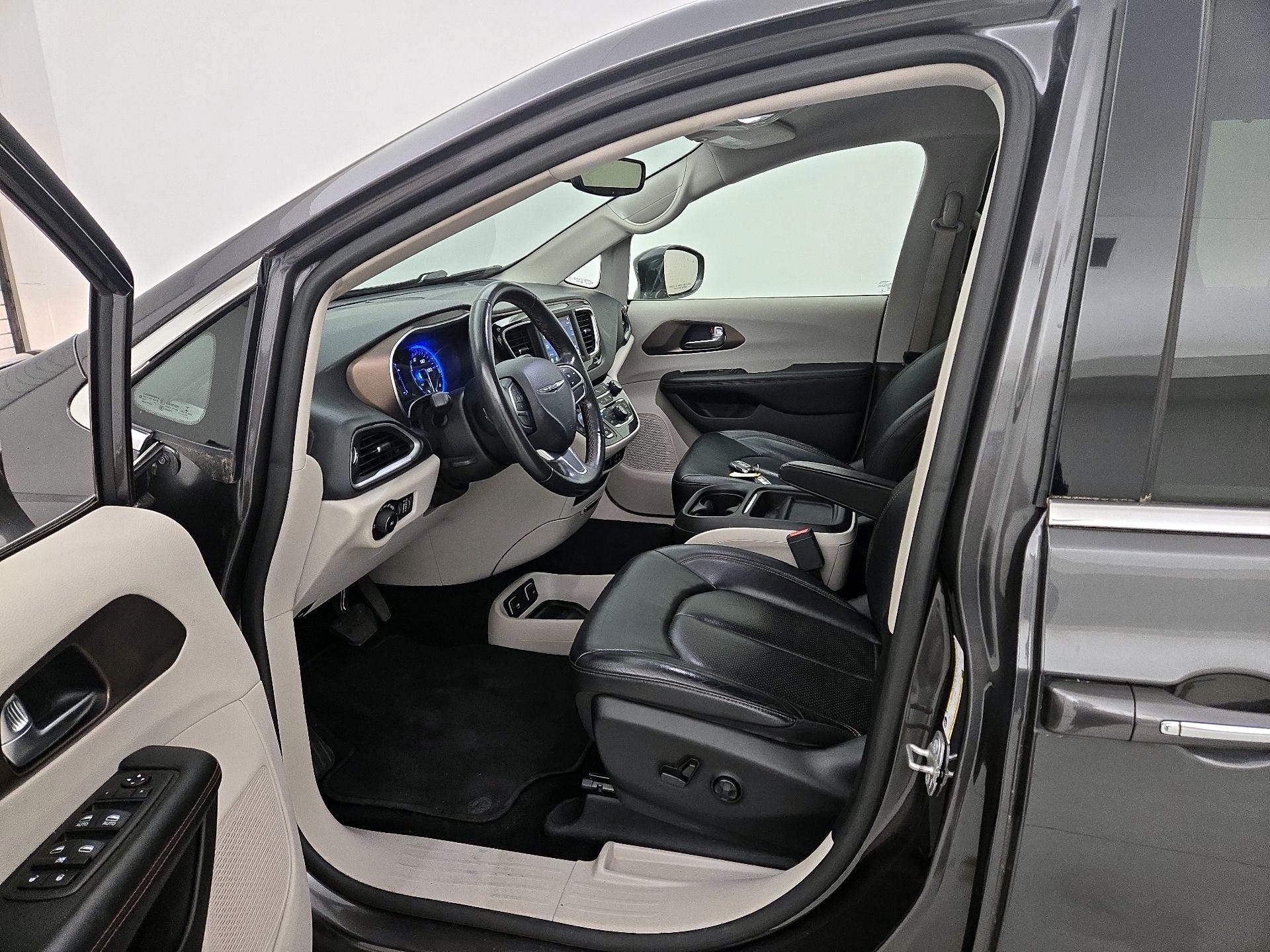 Thumbnail: 2019 Chrysler Pacifica - 11