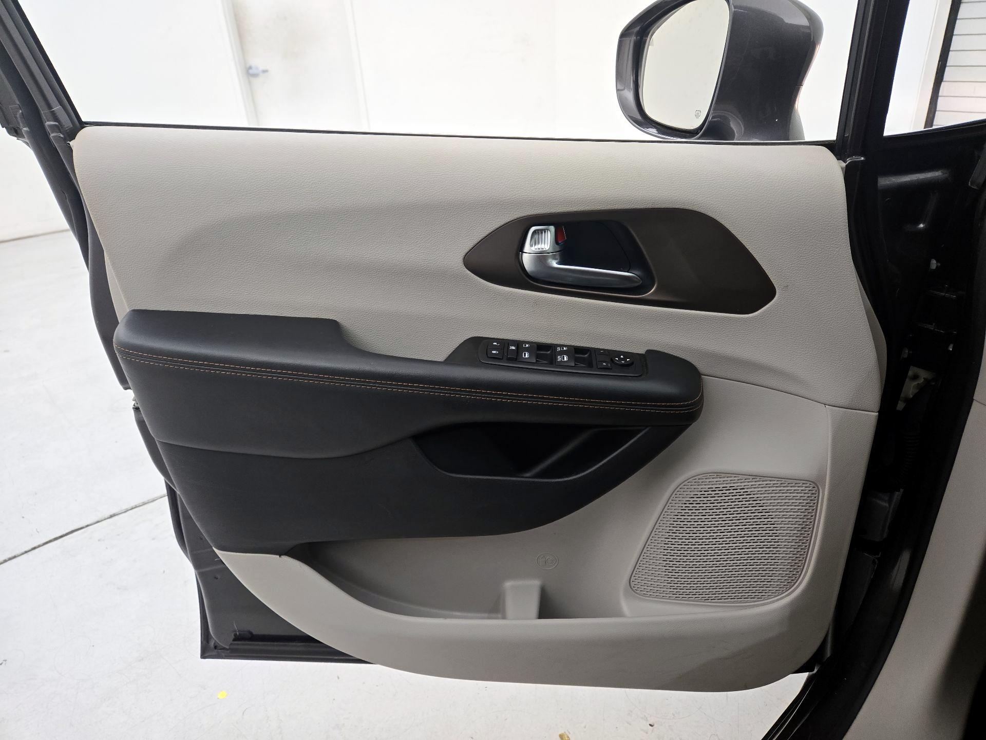 Thumbnail: 2019 Chrysler Pacifica - 12