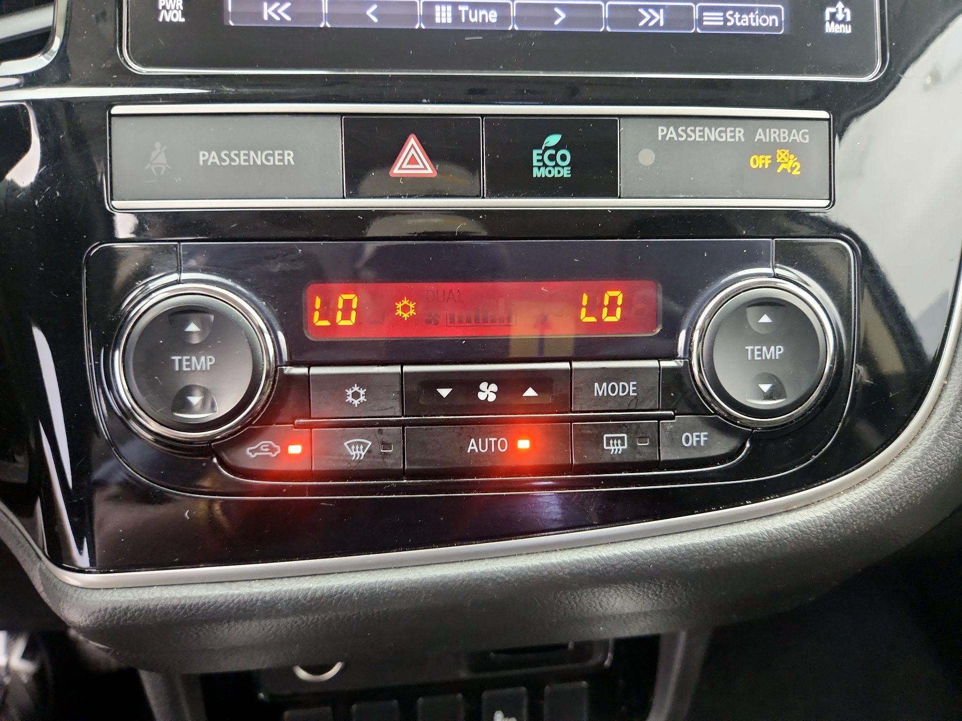 Thumbnail: 2019 Mitsubishi Outlander - 16
