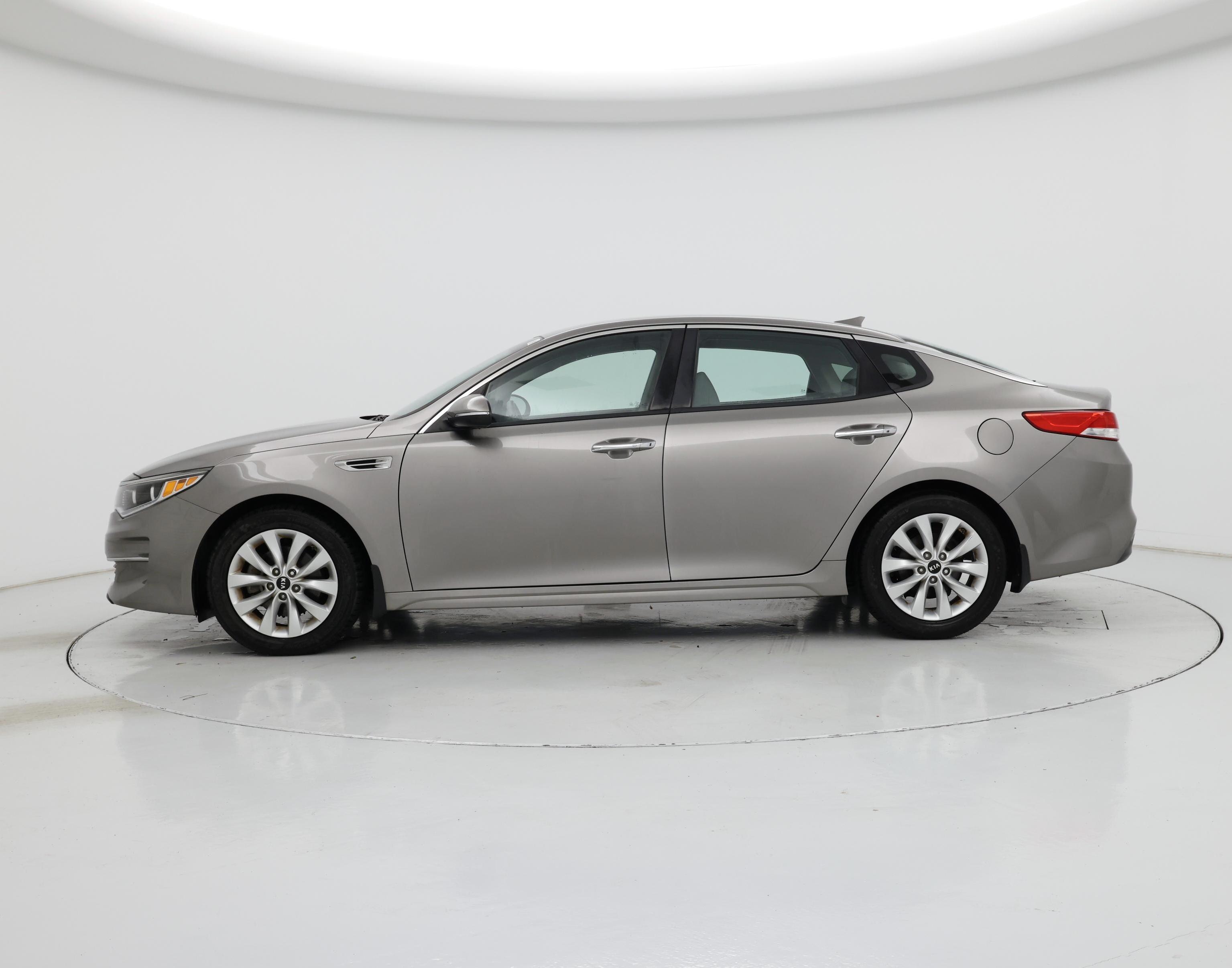 Thumbnail: 2016 Kia Optima - 3