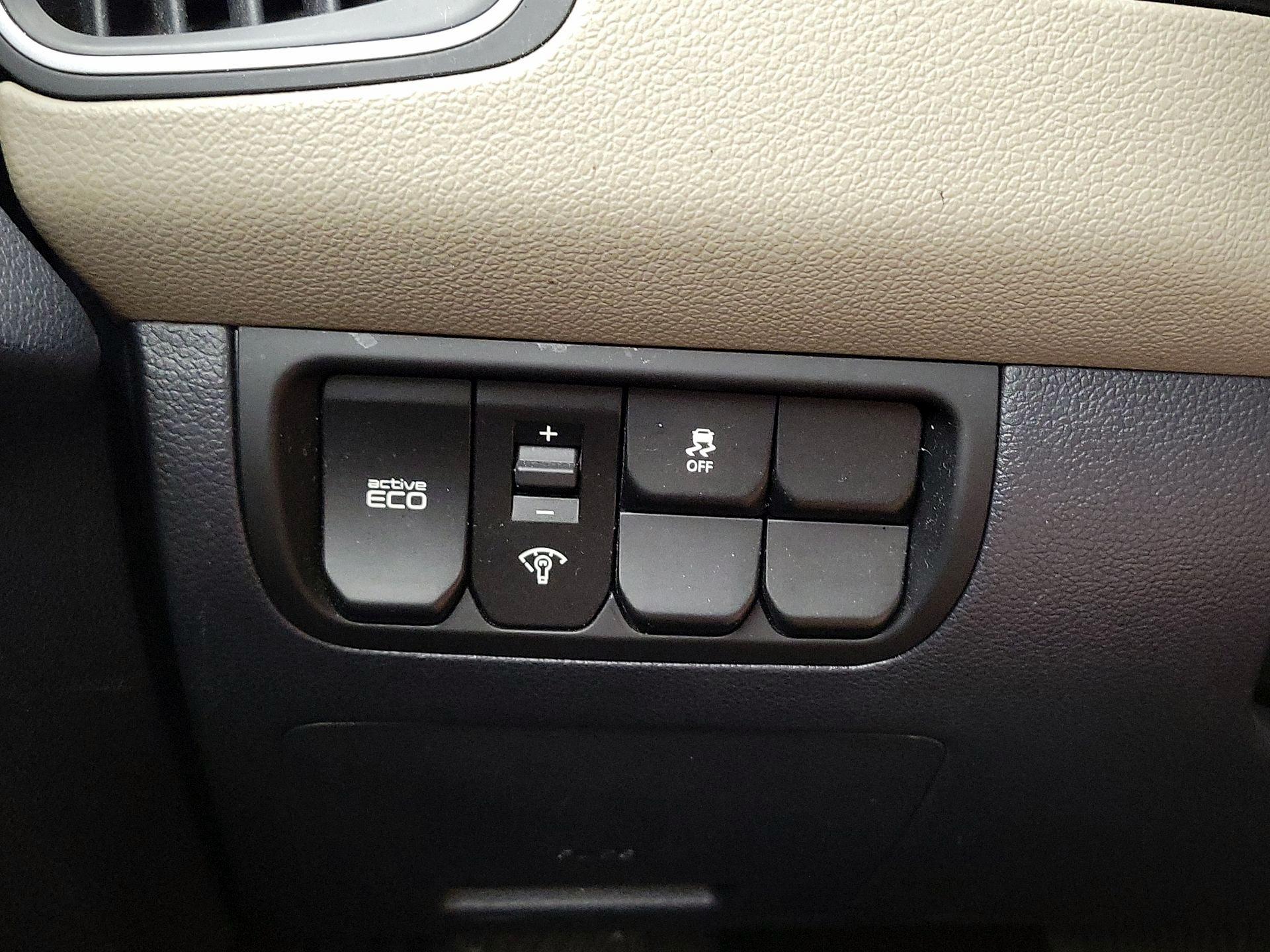 Thumbnail: 2016 Kia Rio - 13
