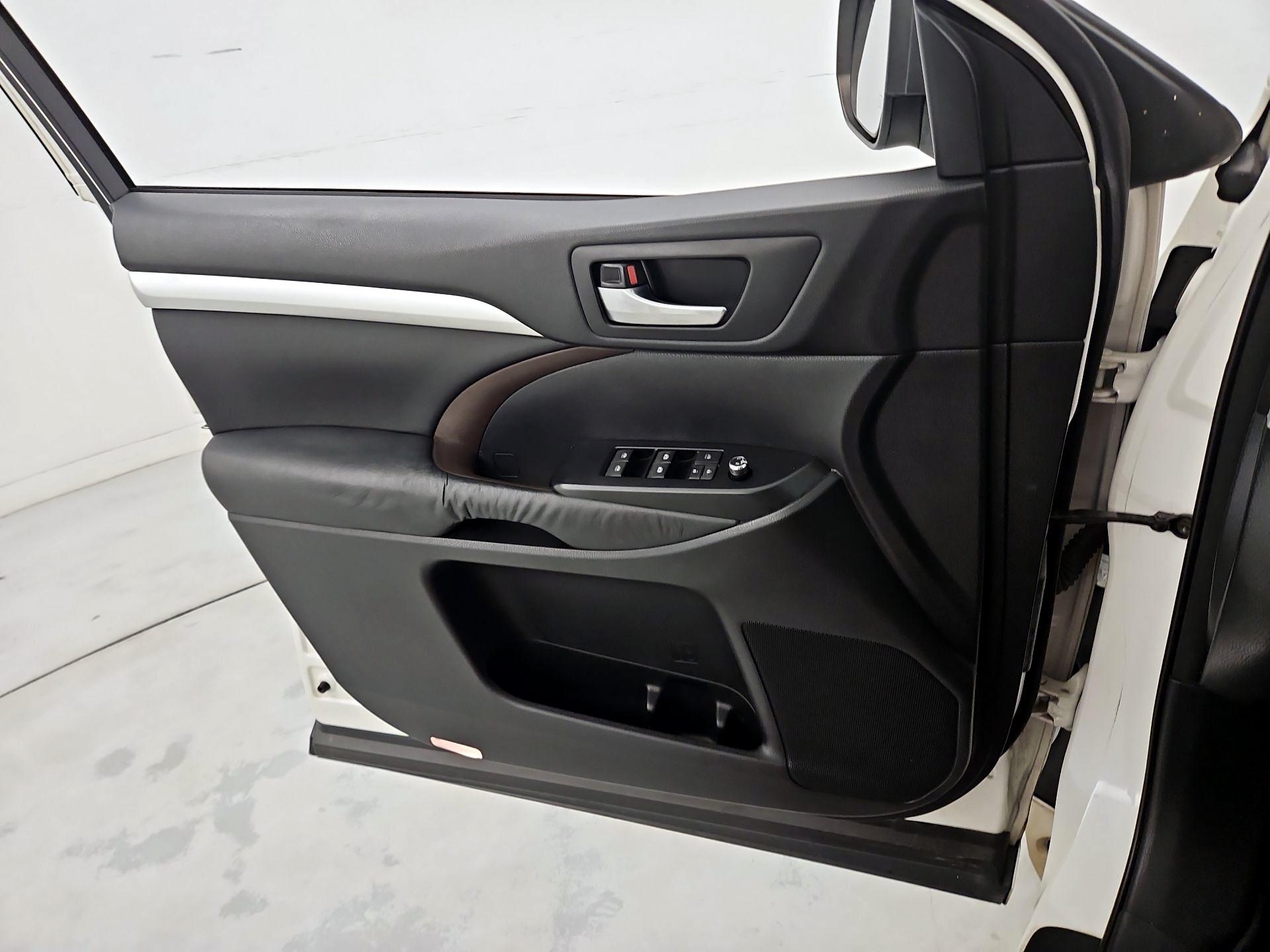 Thumbnail: 2014 Toyota Highlander - 12