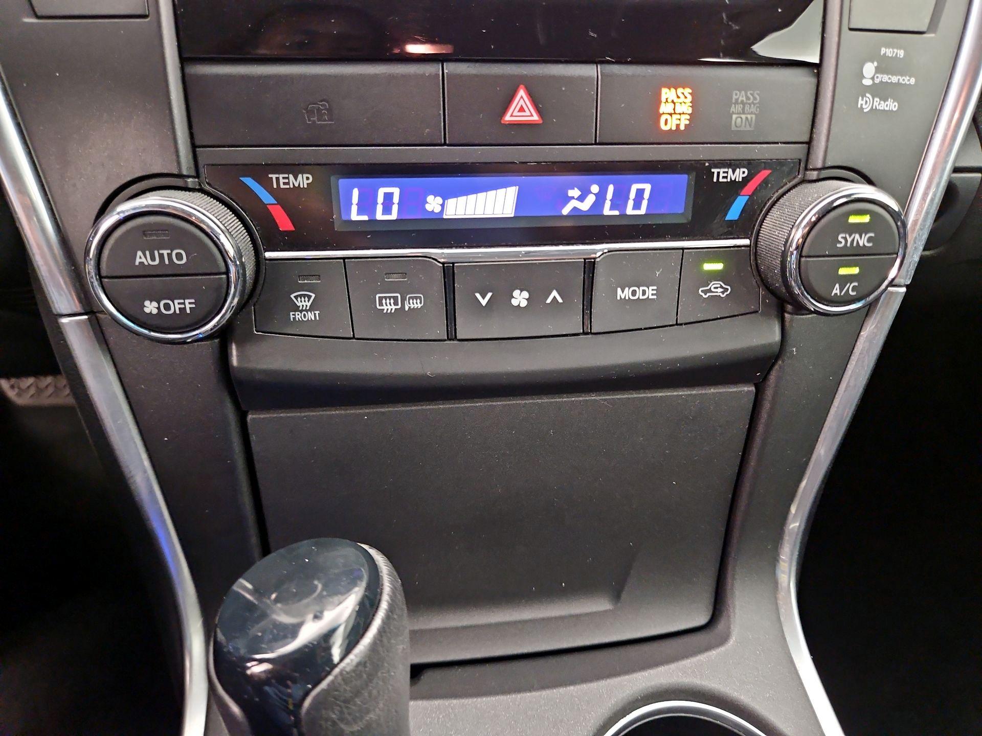Thumbnail: 2015 Toyota Camry - 16