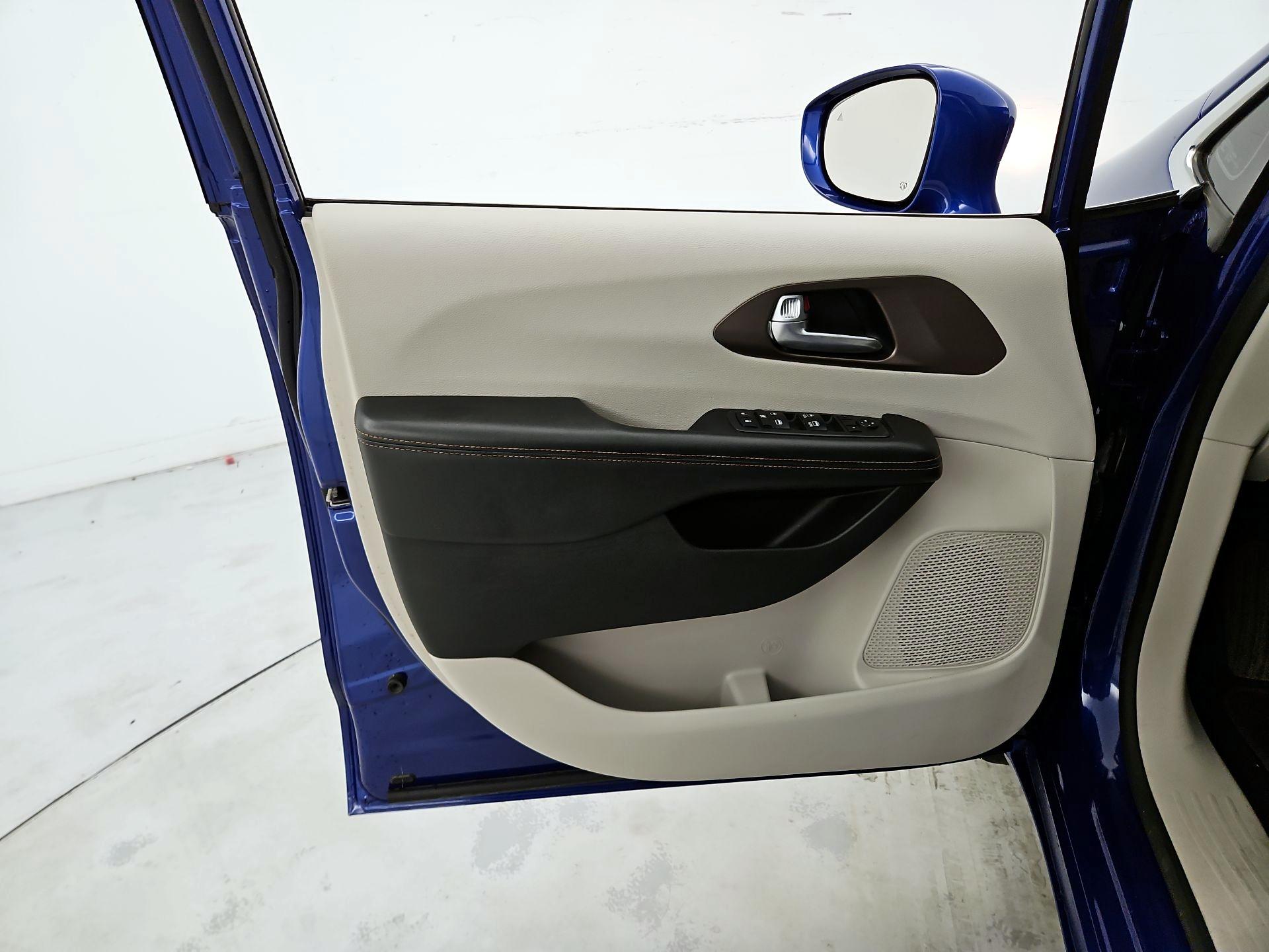 Thumbnail: 2019 Chrysler Pacifica - 12