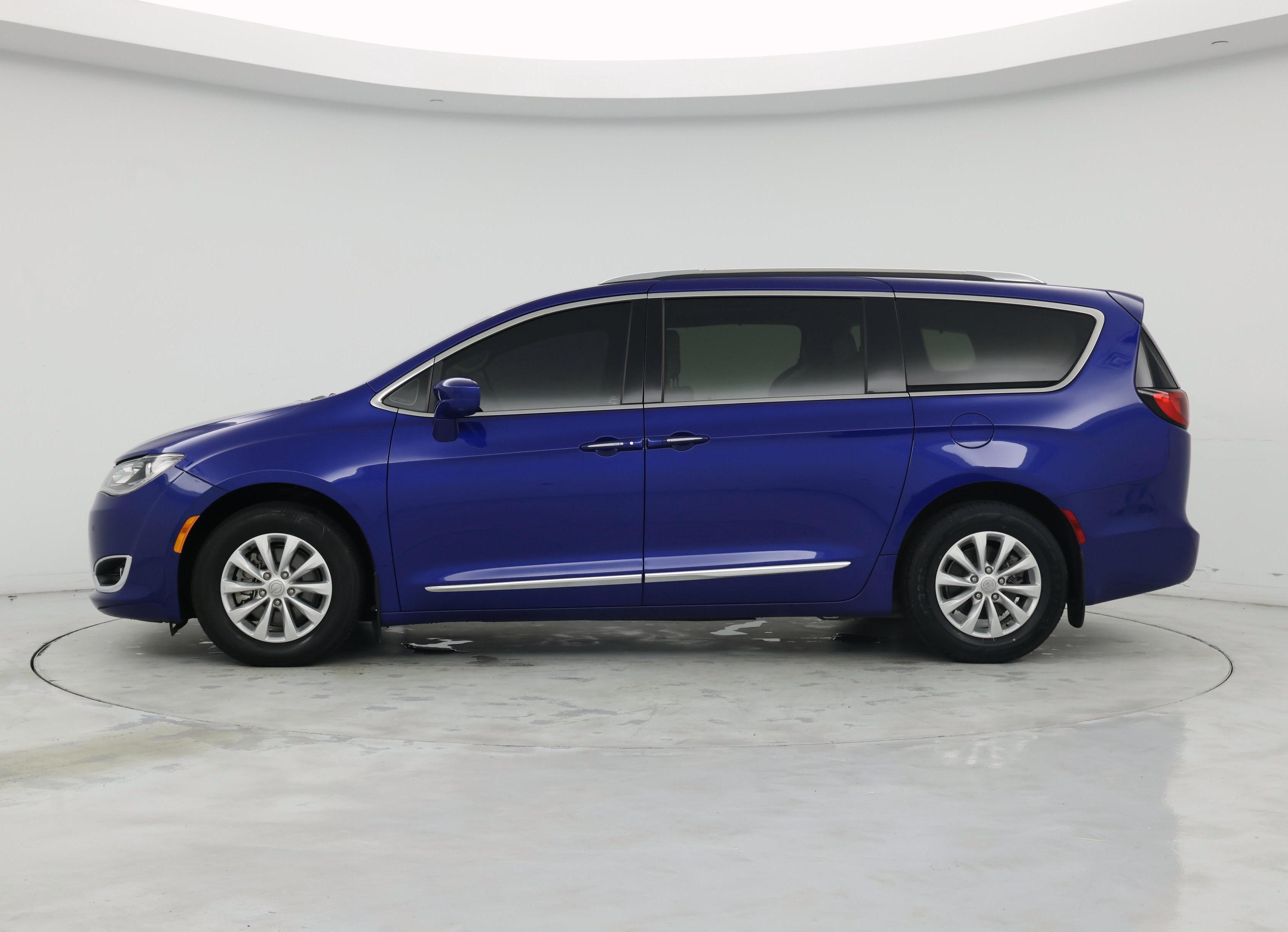 Thumbnail: 2019 Chrysler Pacifica - 3