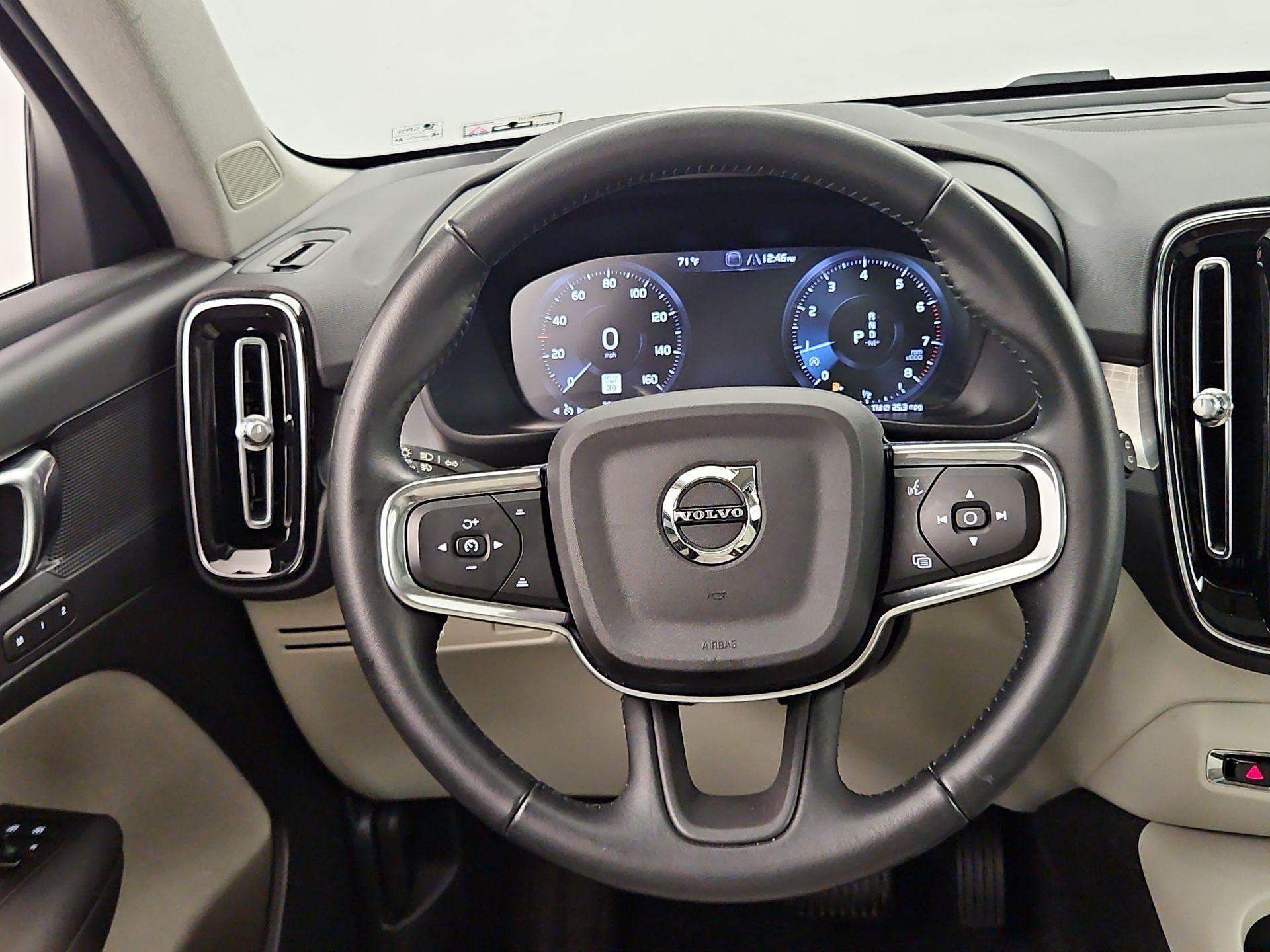 Thumbnail: 2021 Volvo XC40 - 10