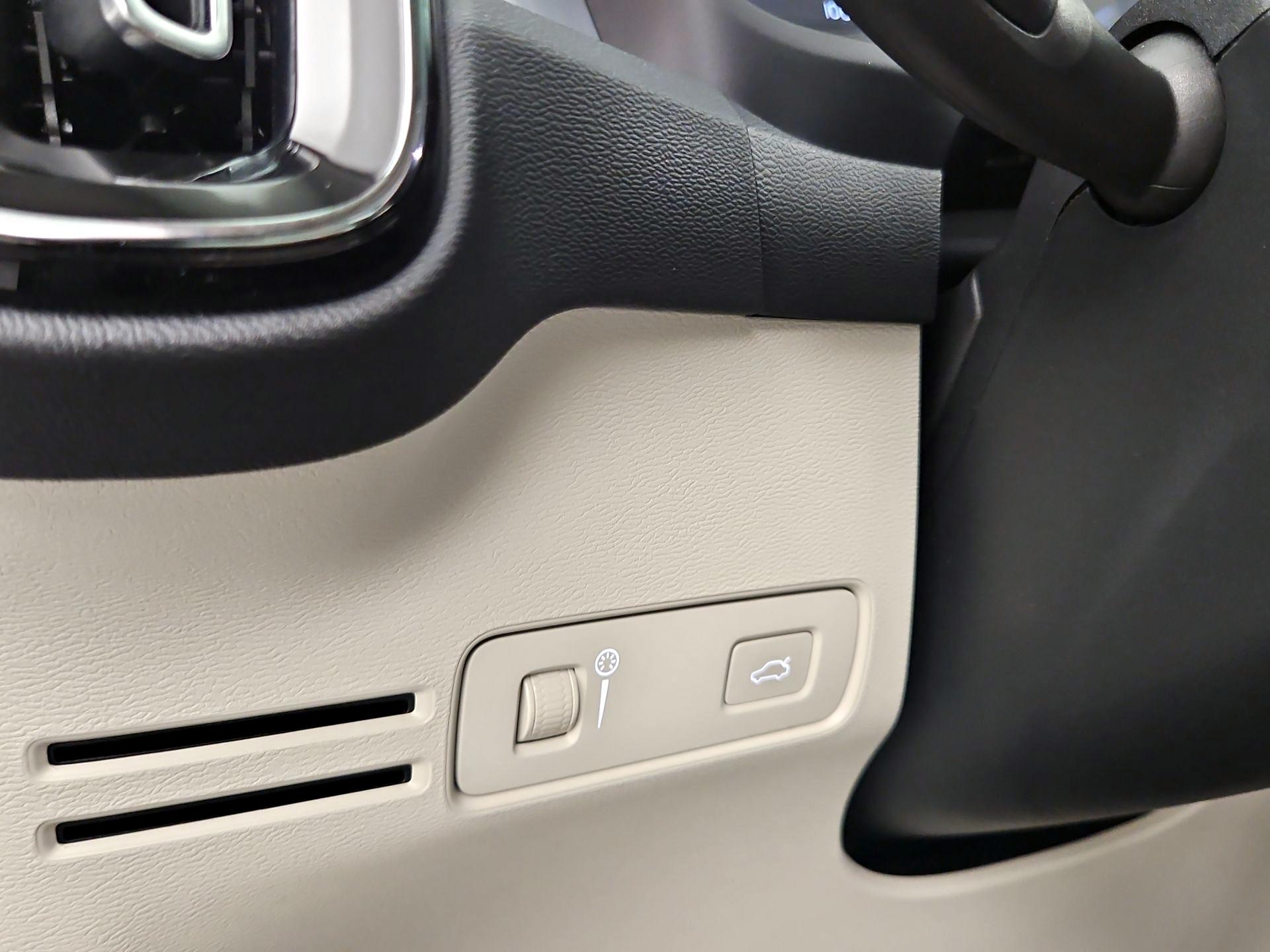 Thumbnail: 2021 Volvo XC40 - 13