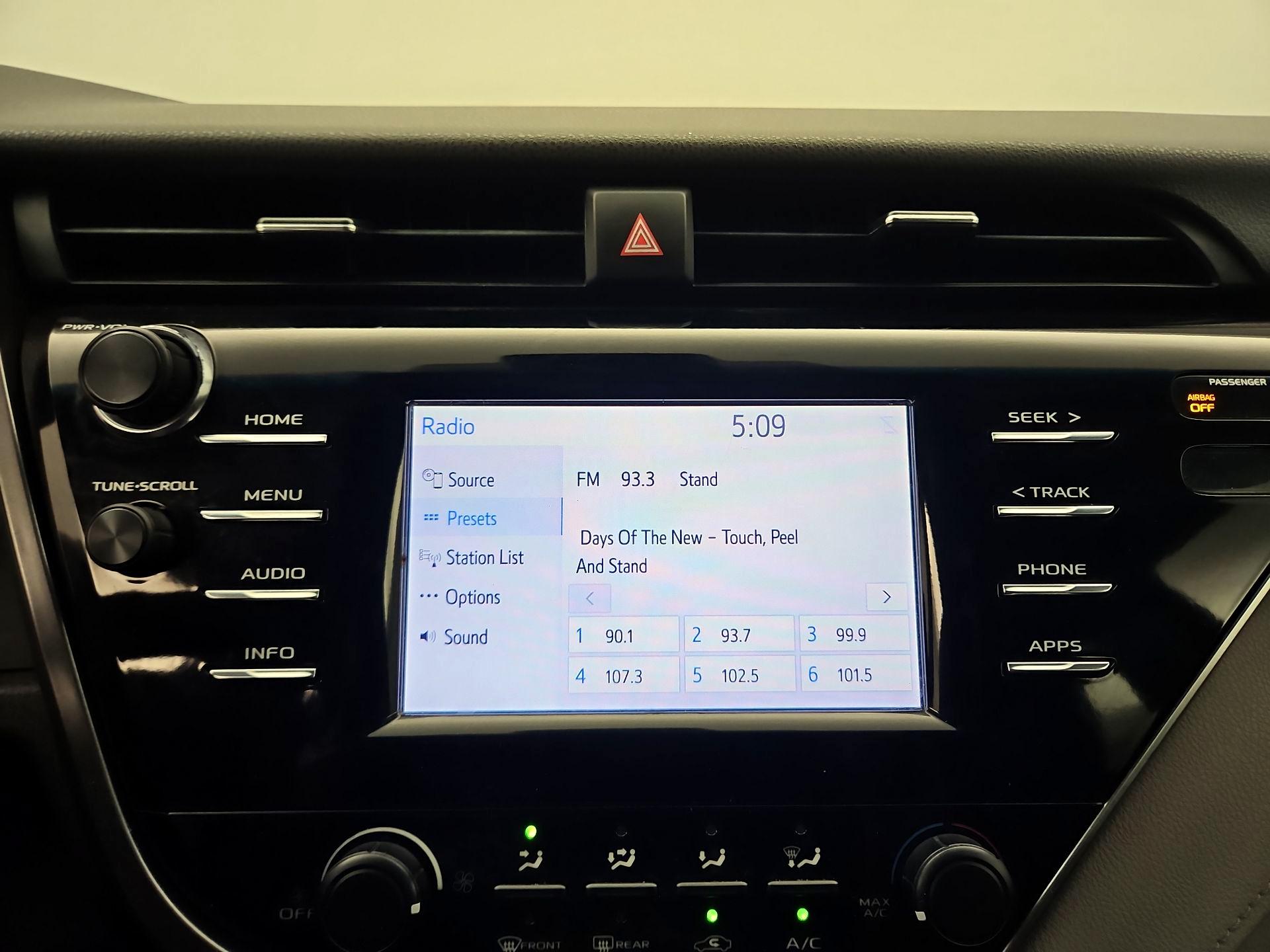Thumbnail: 2018 Toyota Camry - 15
