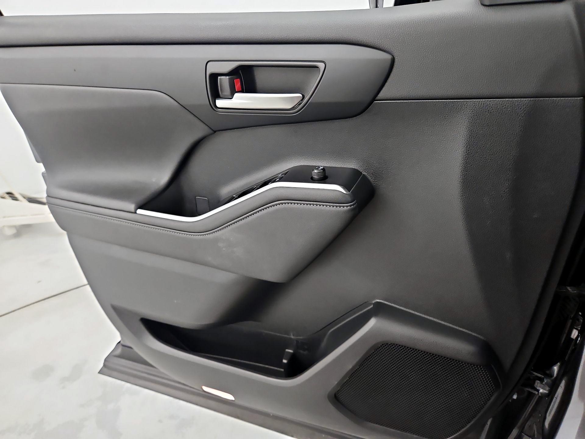 Thumbnail: 2023 Toyota Highlander - 12
