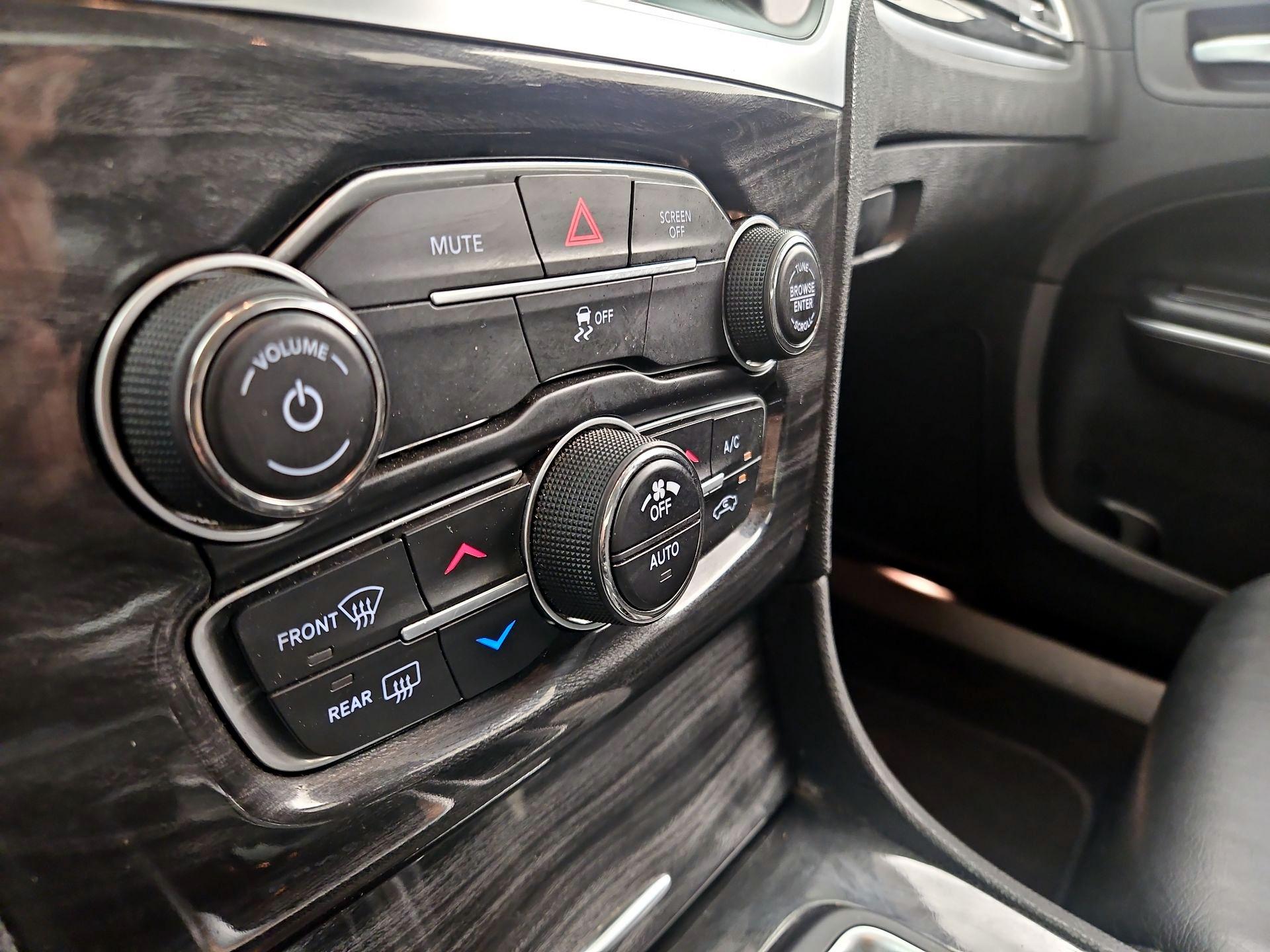 Thumbnail: 2019 Chrysler 300 - 16