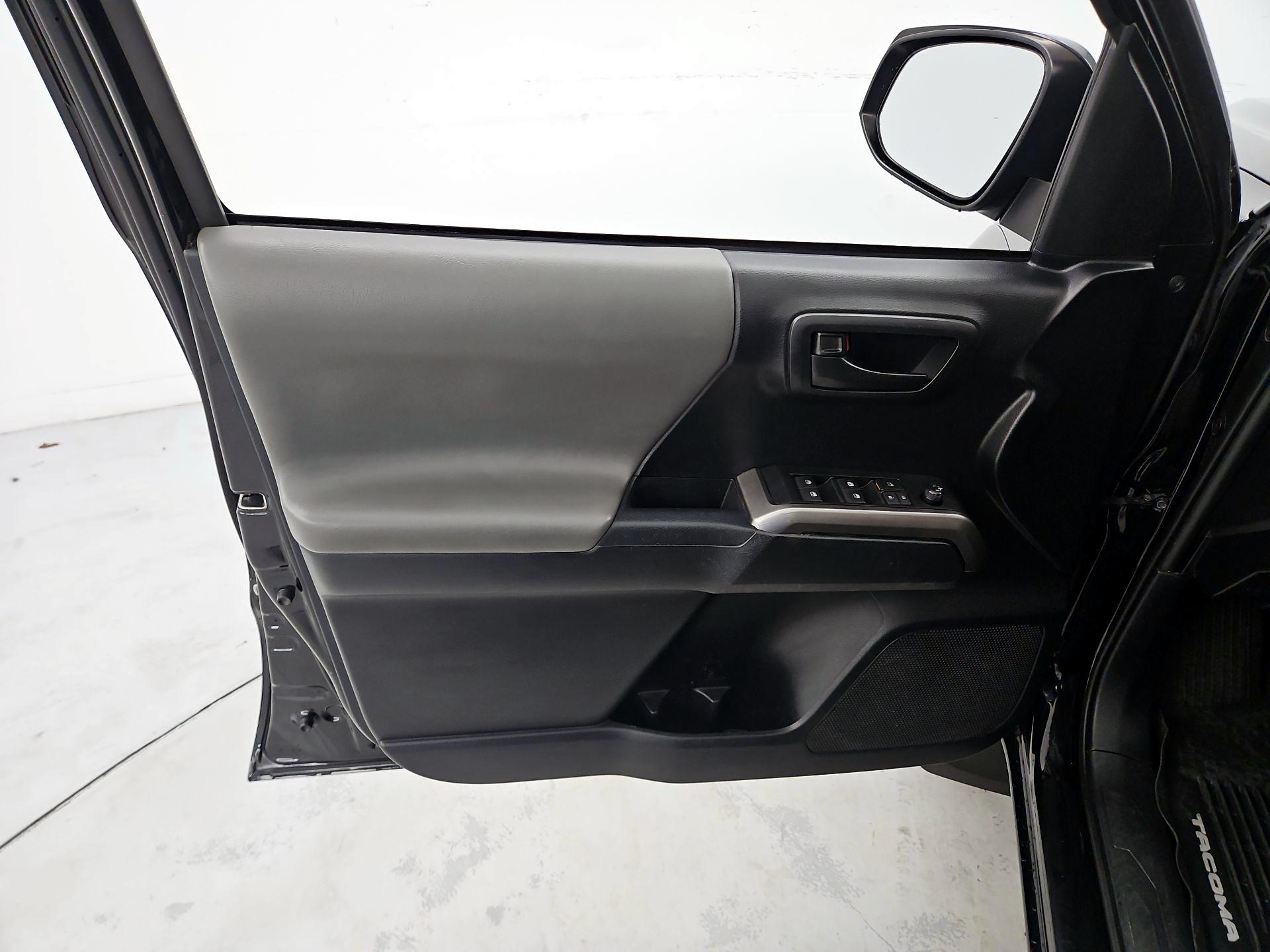 Thumbnail: 2019 Toyota Tacoma - 12