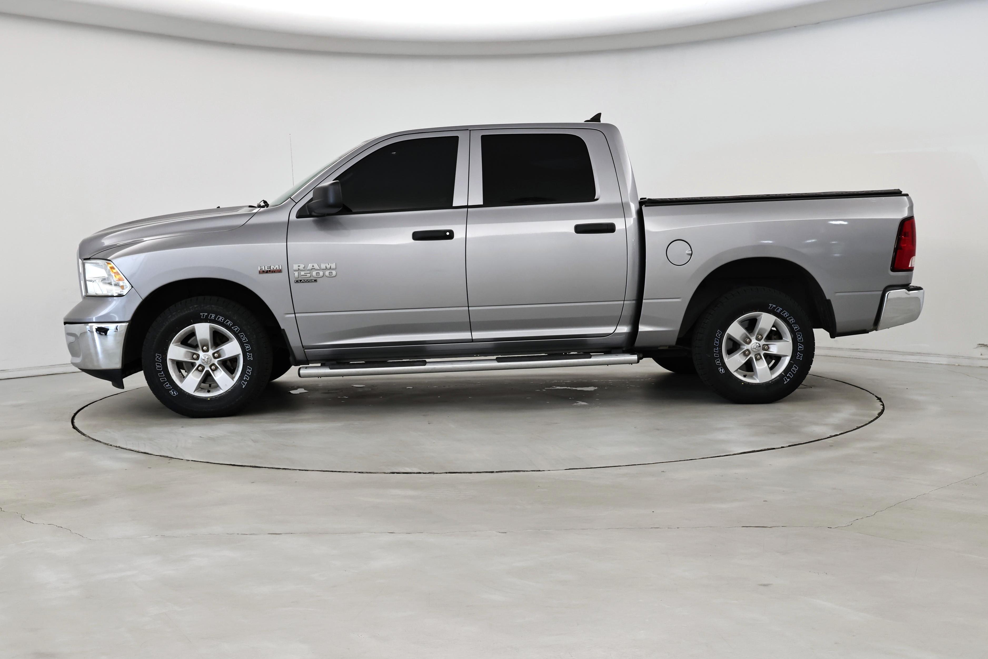 Thumbnail: 2019 RAM 1500 Classic - 3