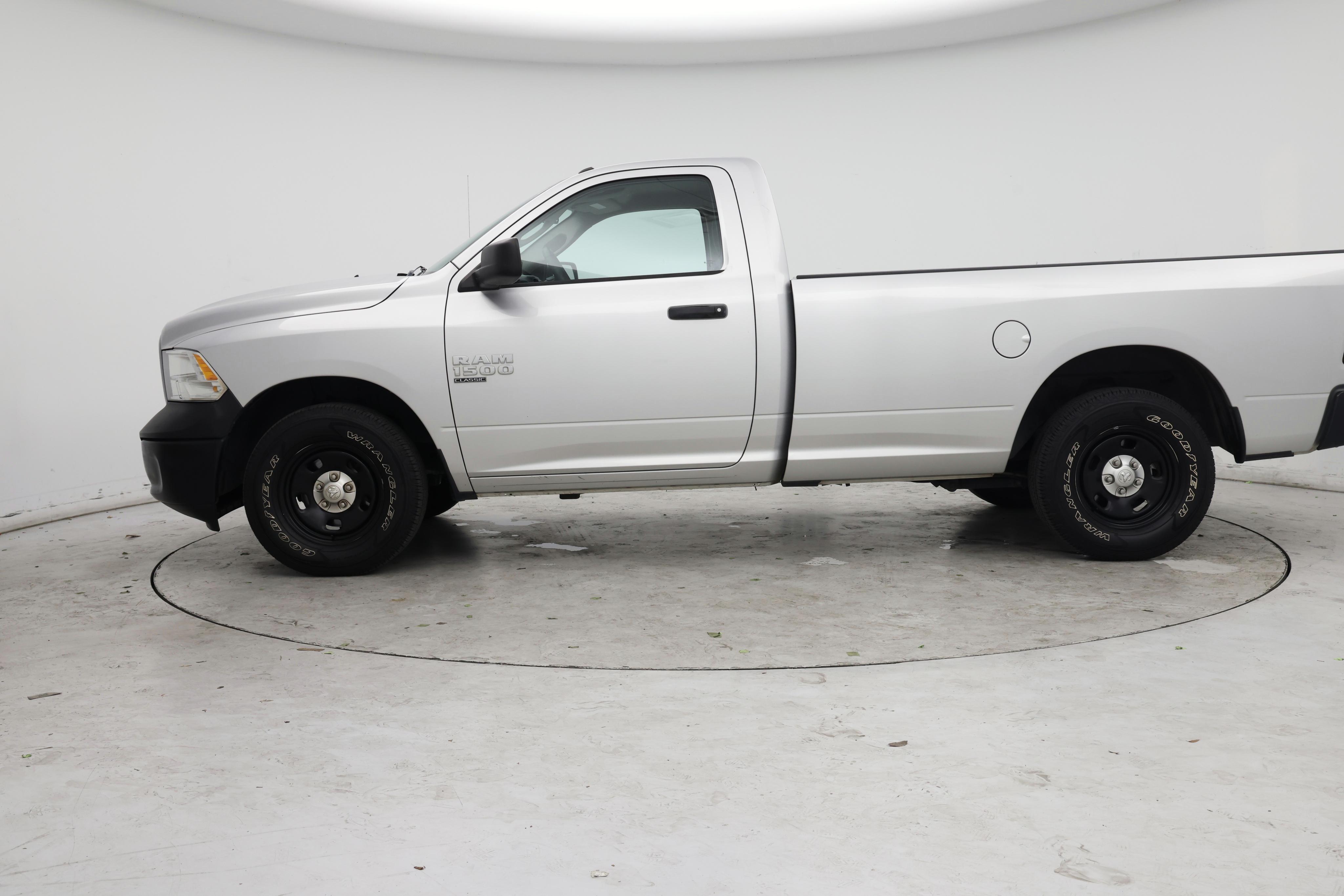 Thumbnail: 2019 RAM 1500 Classic - 3