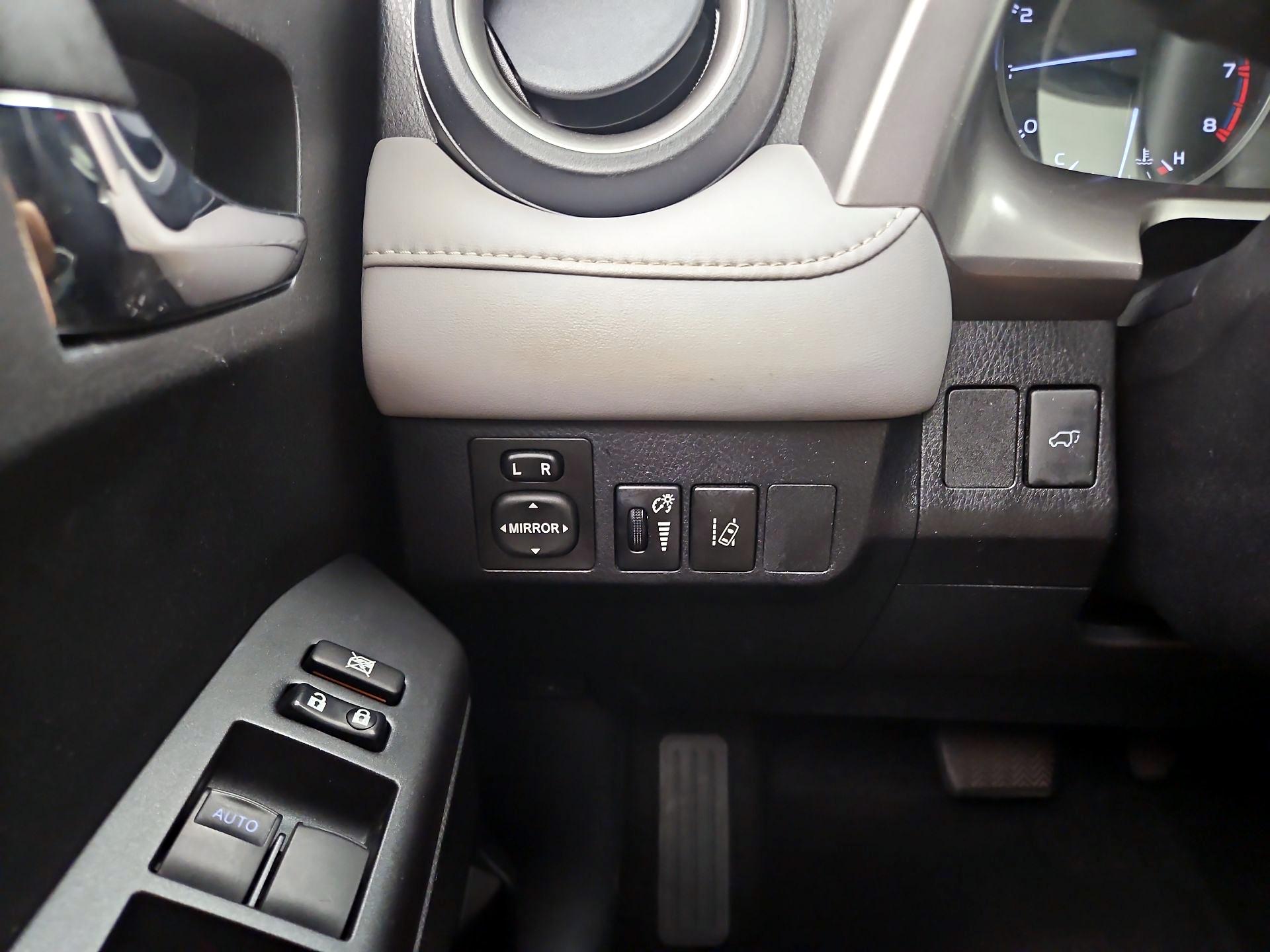 Thumbnail: 2018 Toyota RAV4 - 13