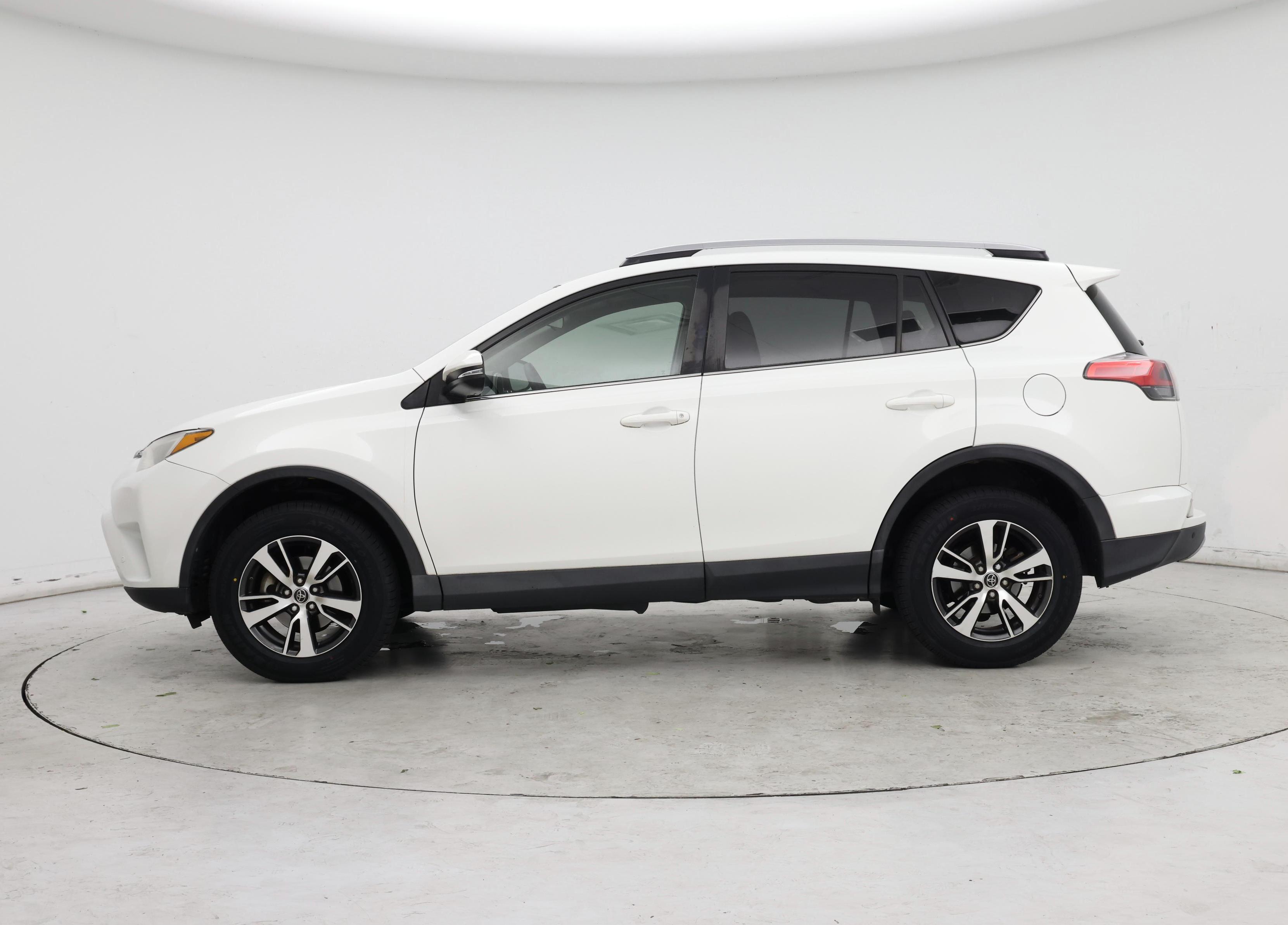 Thumbnail: 2018 Toyota RAV4 - 3