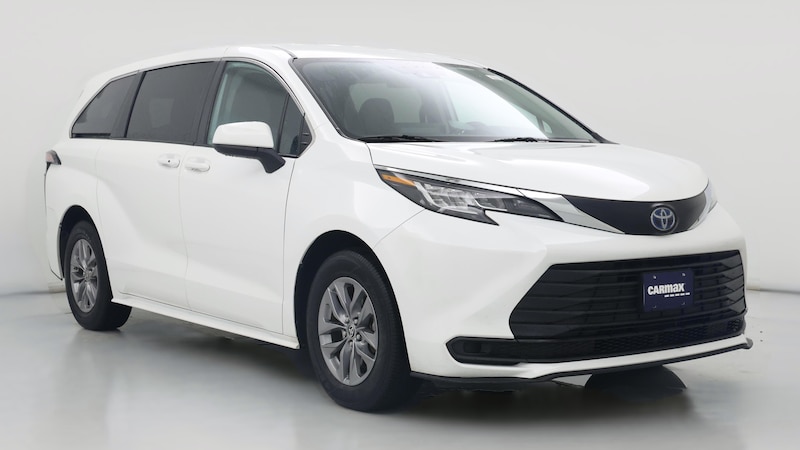 2022 Toyota Sienna LE Hero Image