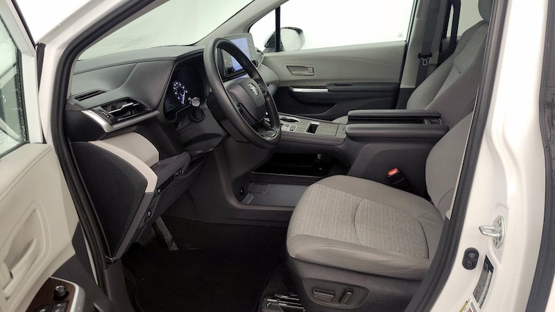 2022 Toyota Sienna LE 11