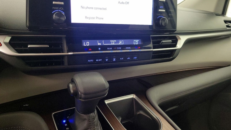 2022 Toyota Sienna LE 16