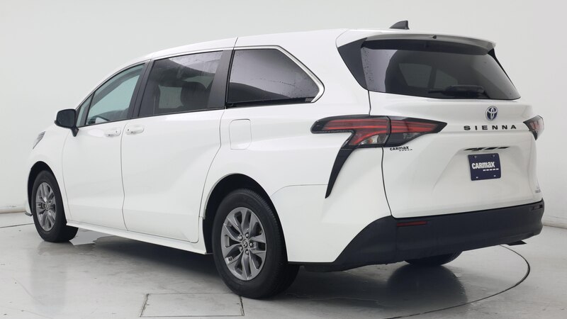 2022 Toyota Sienna LE 2