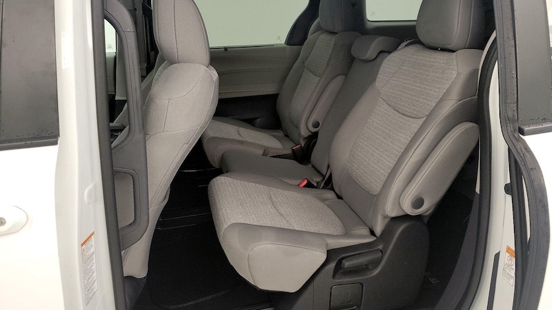 2022 Toyota Sienna LE 19