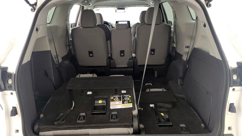 2022 Toyota Sienna LE 22