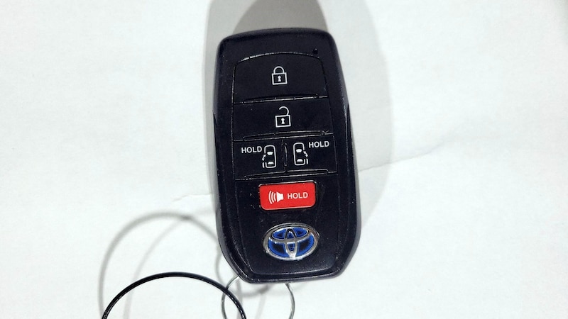 2022 Toyota Sienna LE 24