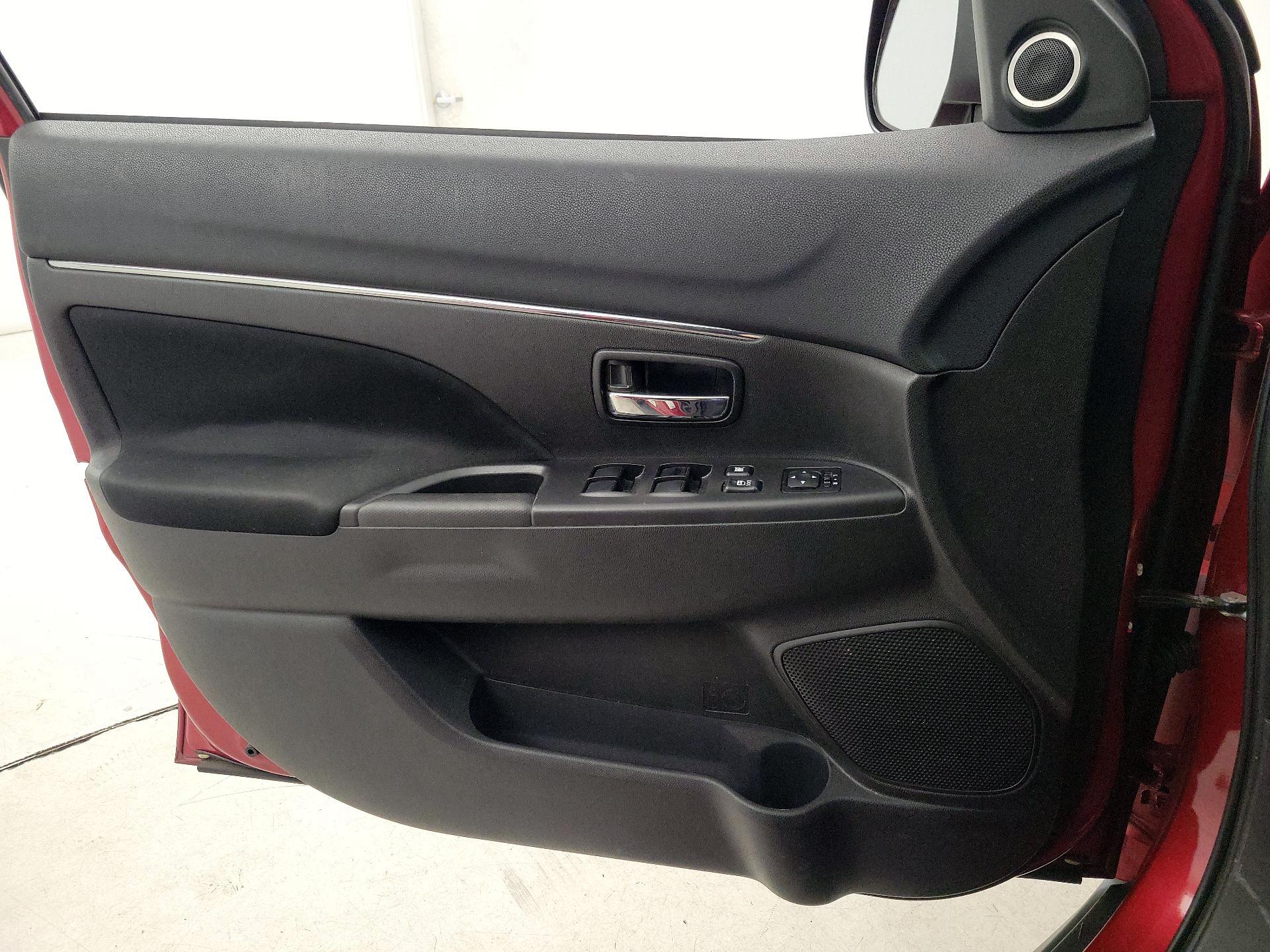Thumbnail: 2014 Mitsubishi Outlander Sport - 12