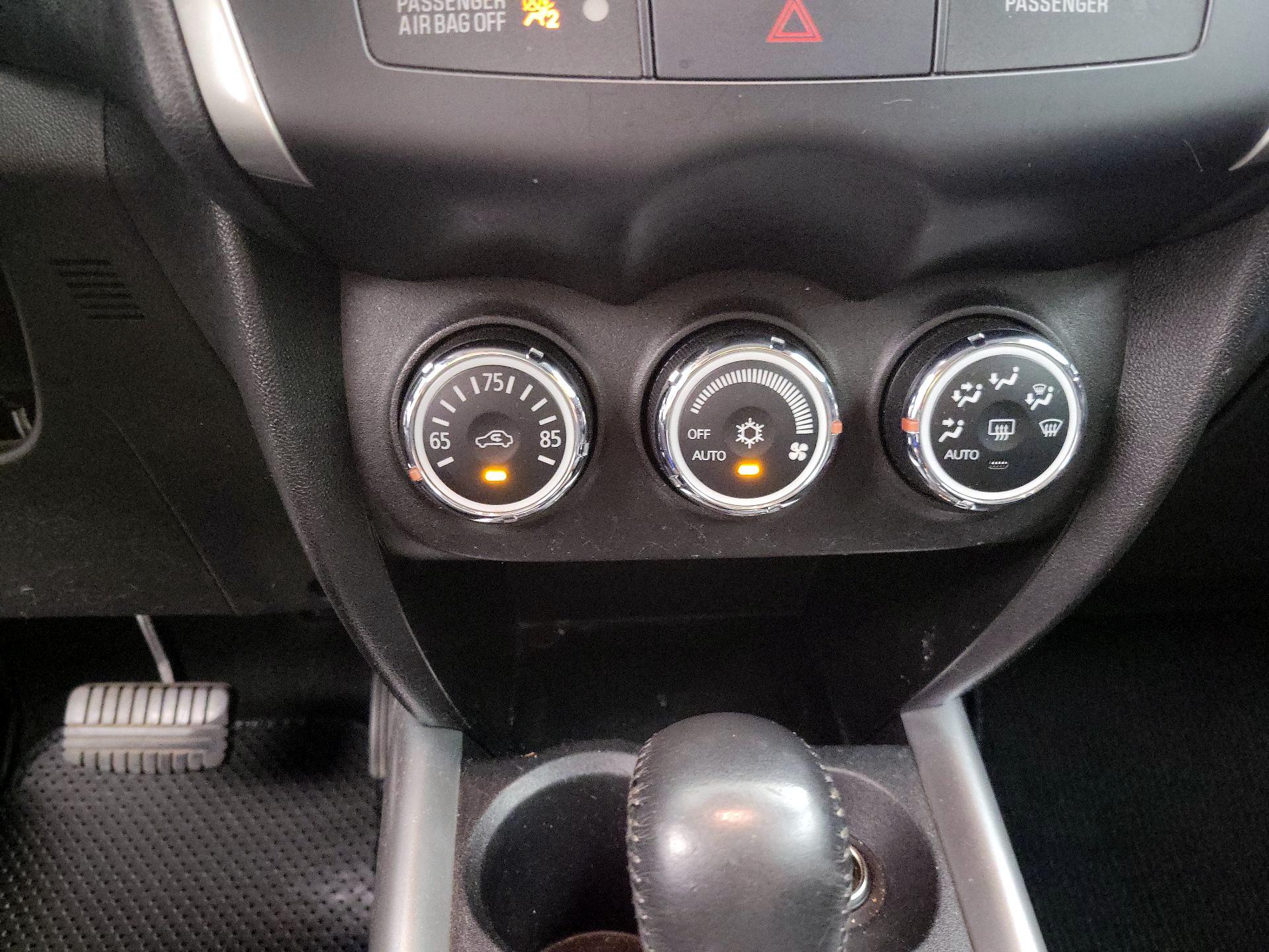 Thumbnail: 2014 Mitsubishi Outlander Sport - 16