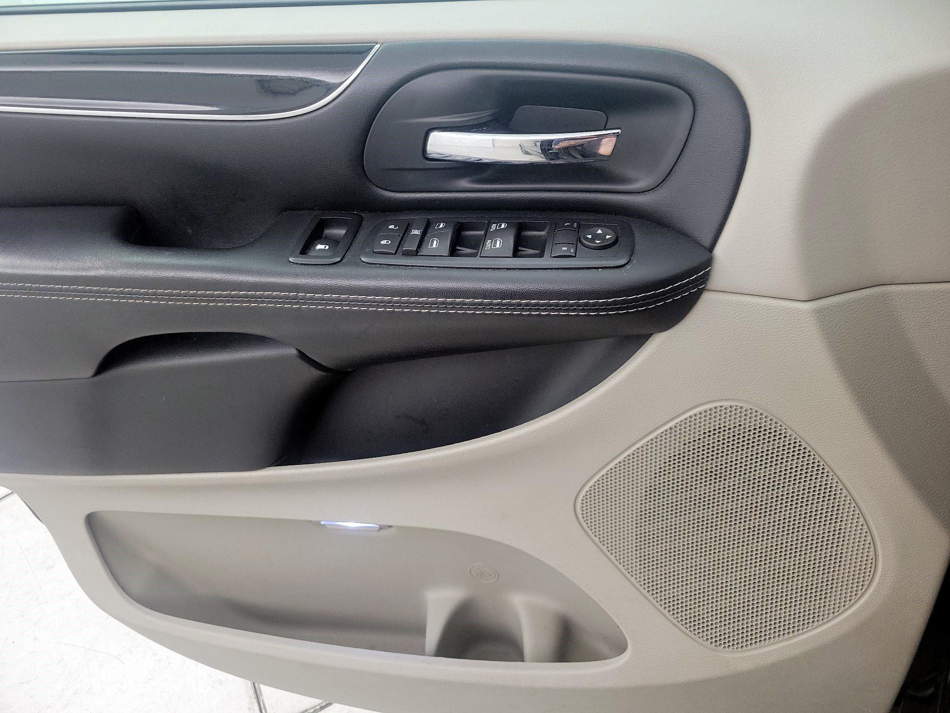 Thumbnail: 2016 Dodge Grand Caravan - 12