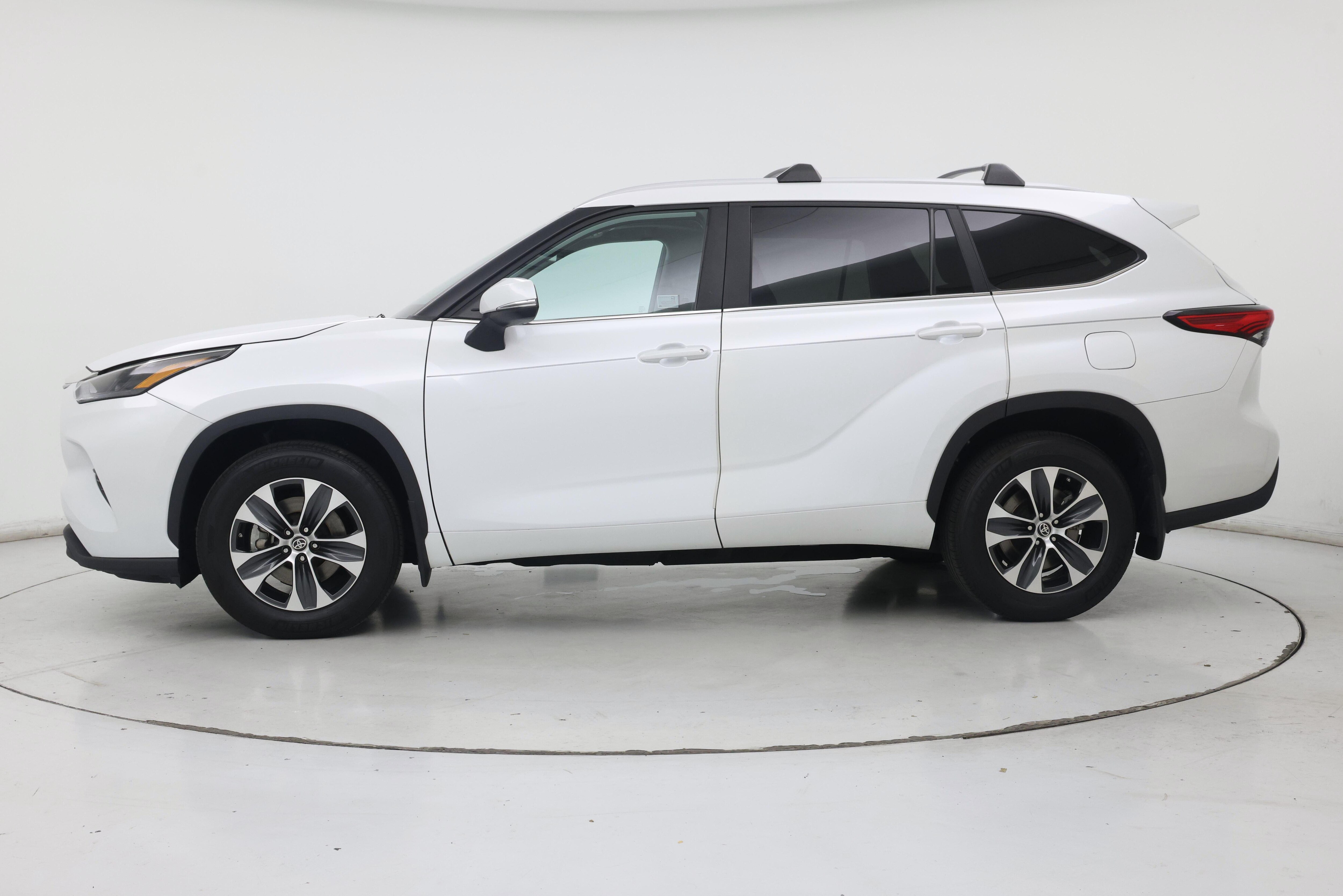 Thumbnail: 2023 Toyota Highlander - 3