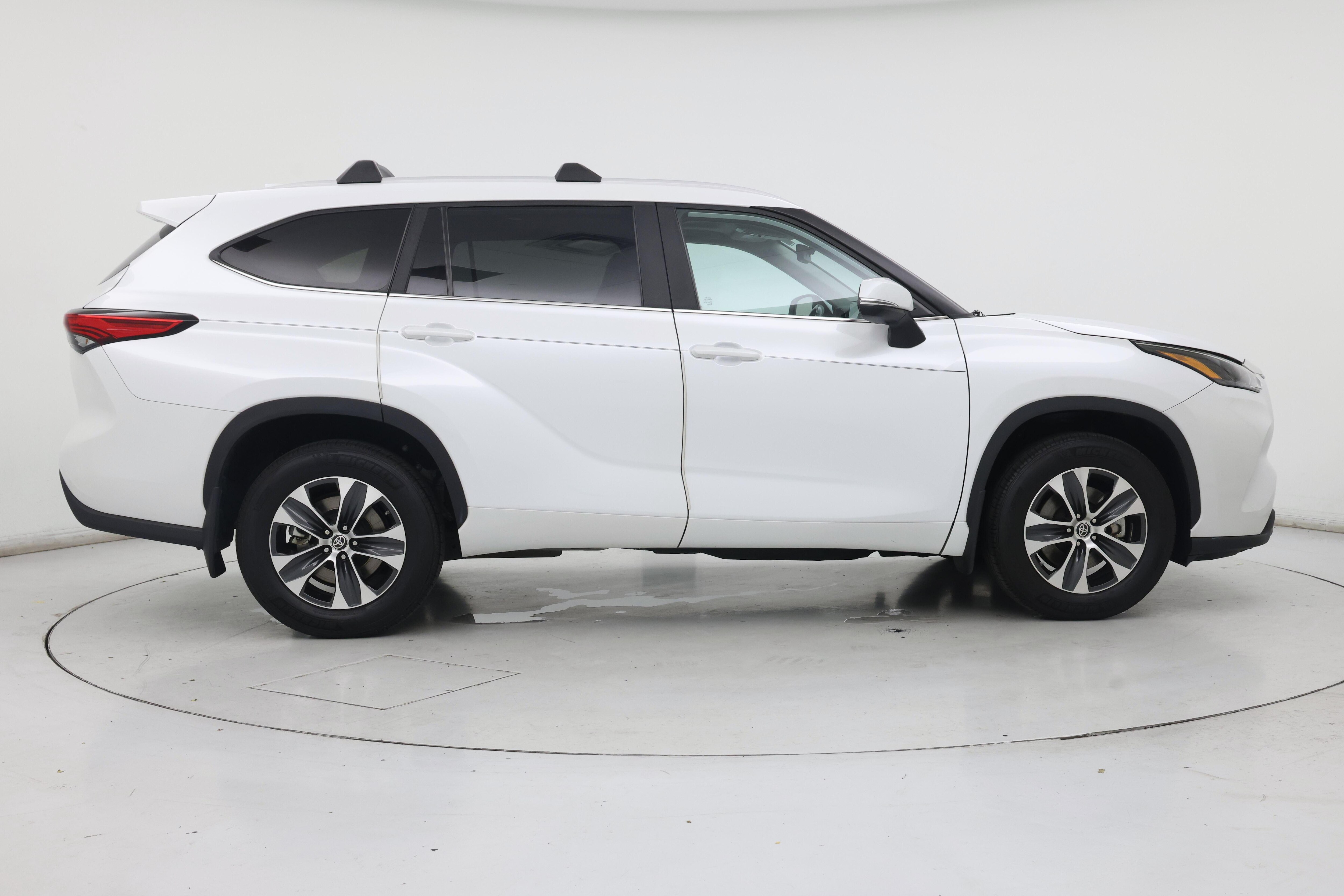 Thumbnail: 2023 Toyota Highlander - 7