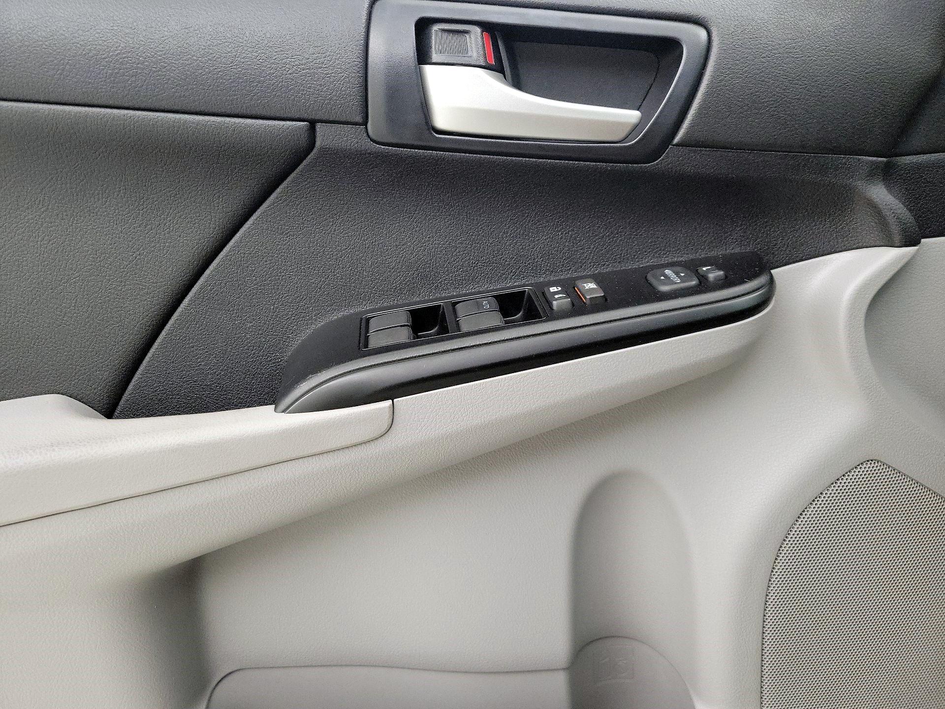 Thumbnail: 2013 Toyota Camry - 12