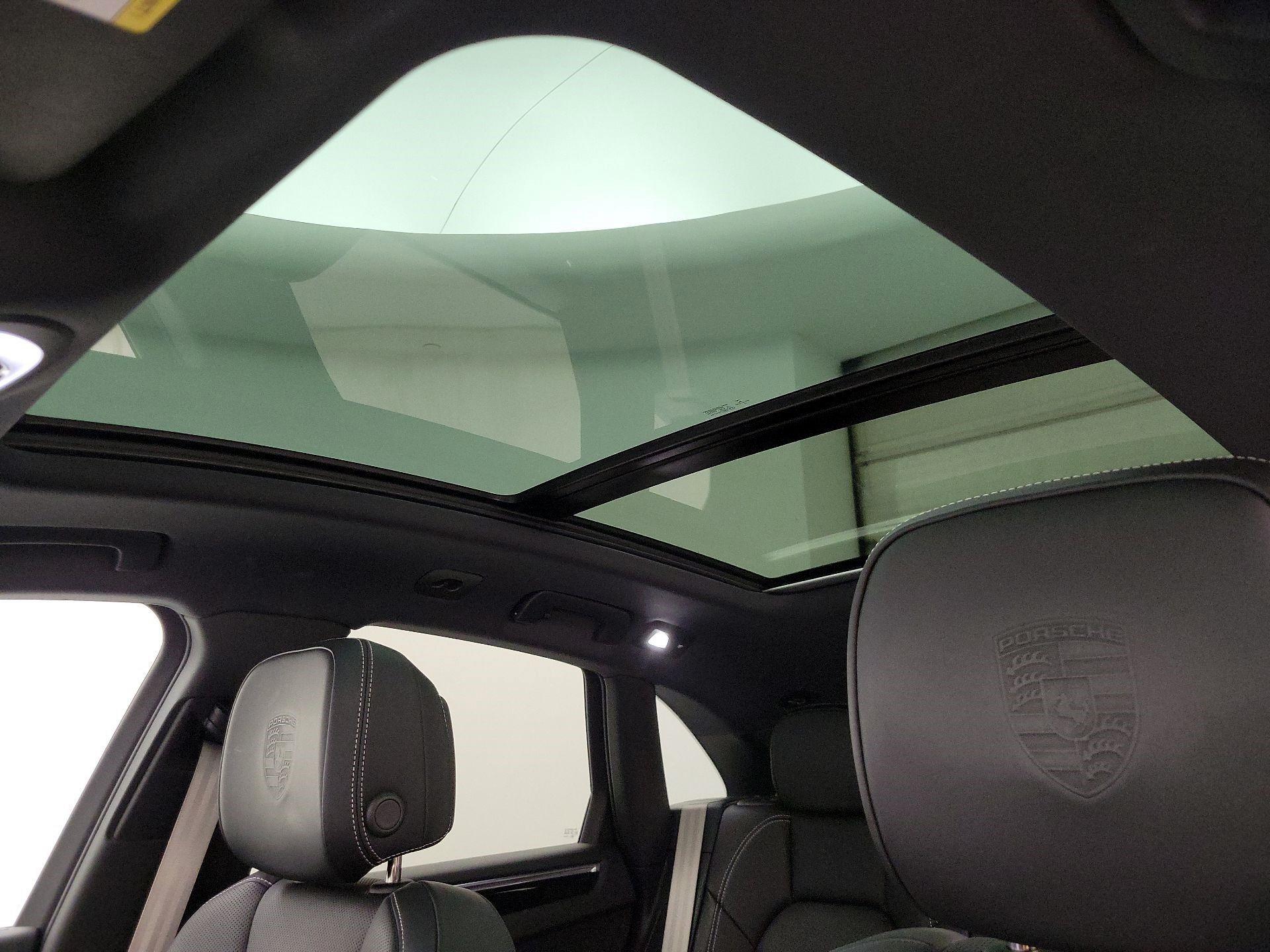 Thumbnail: 2023 Porsche Macan - 20