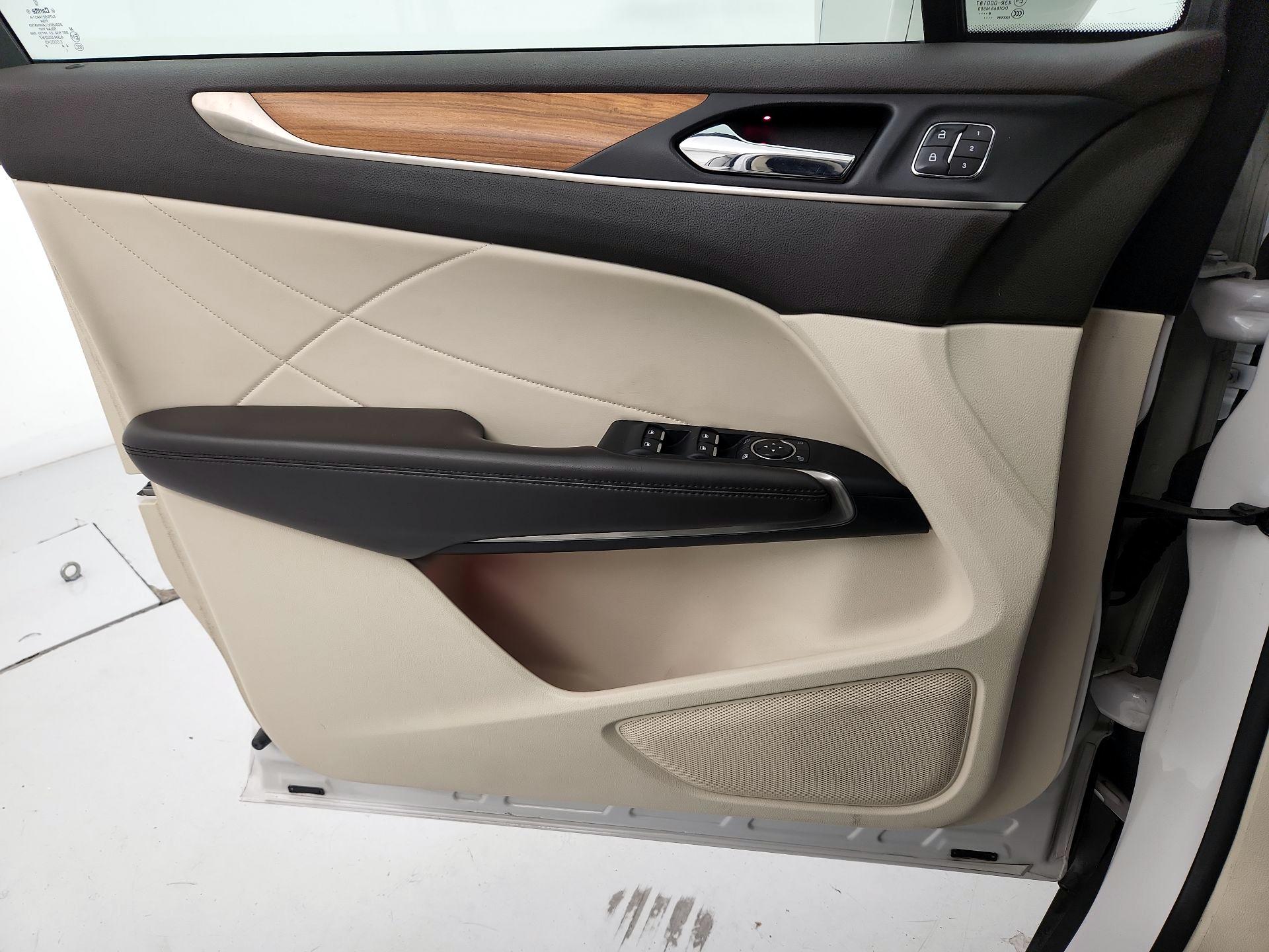 Thumbnail: 2015 Lincoln MKC - 12