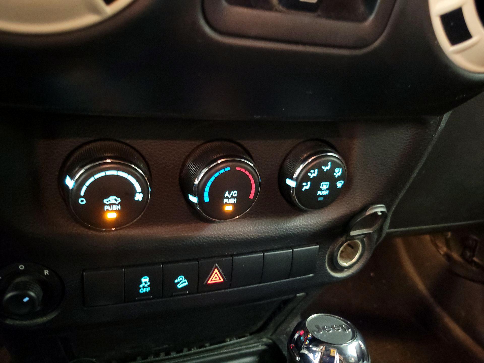 Thumbnail: 2015 Jeep Wrangler - 14