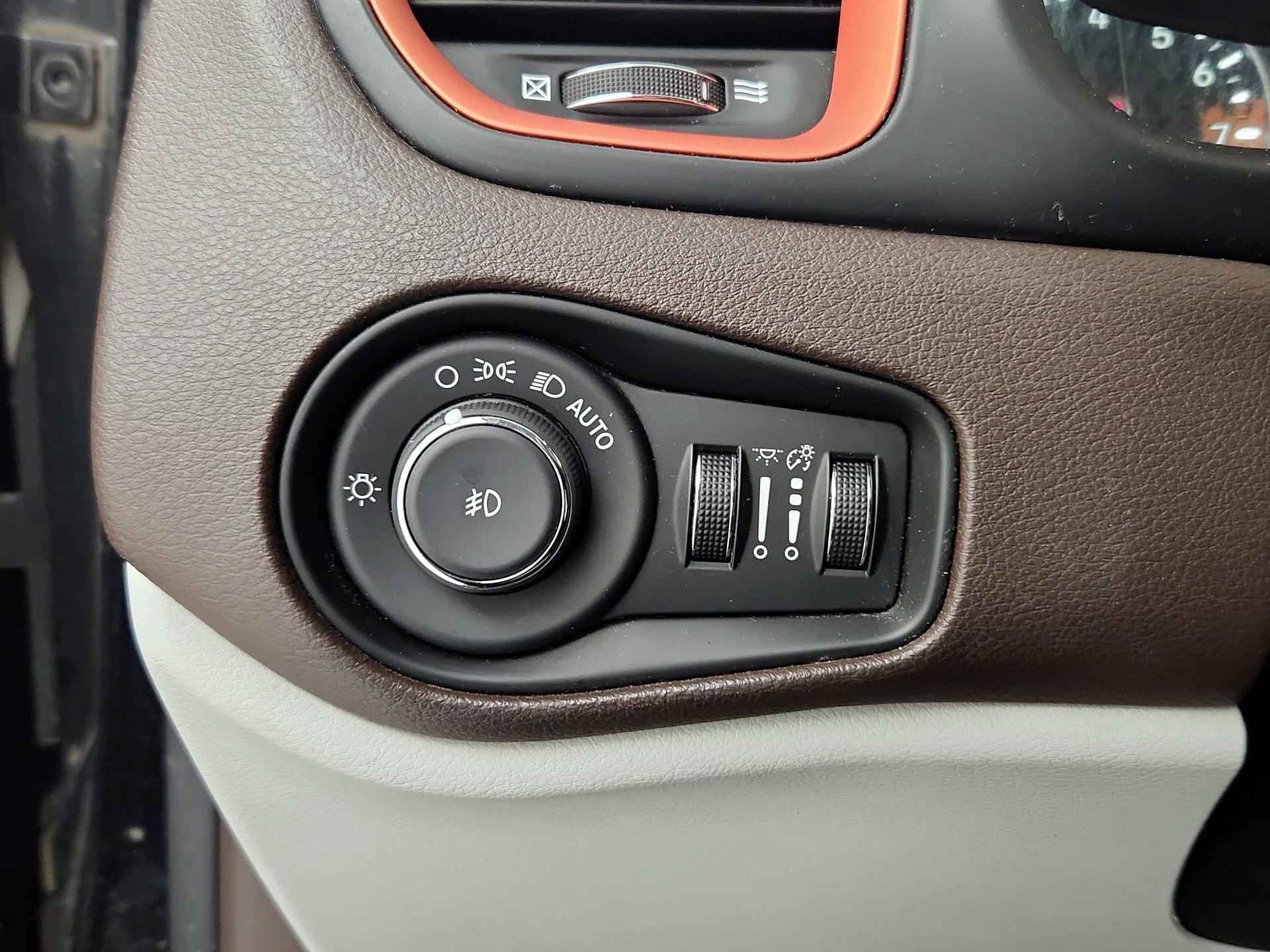 Thumbnail: 2015 Jeep Renegade - 13