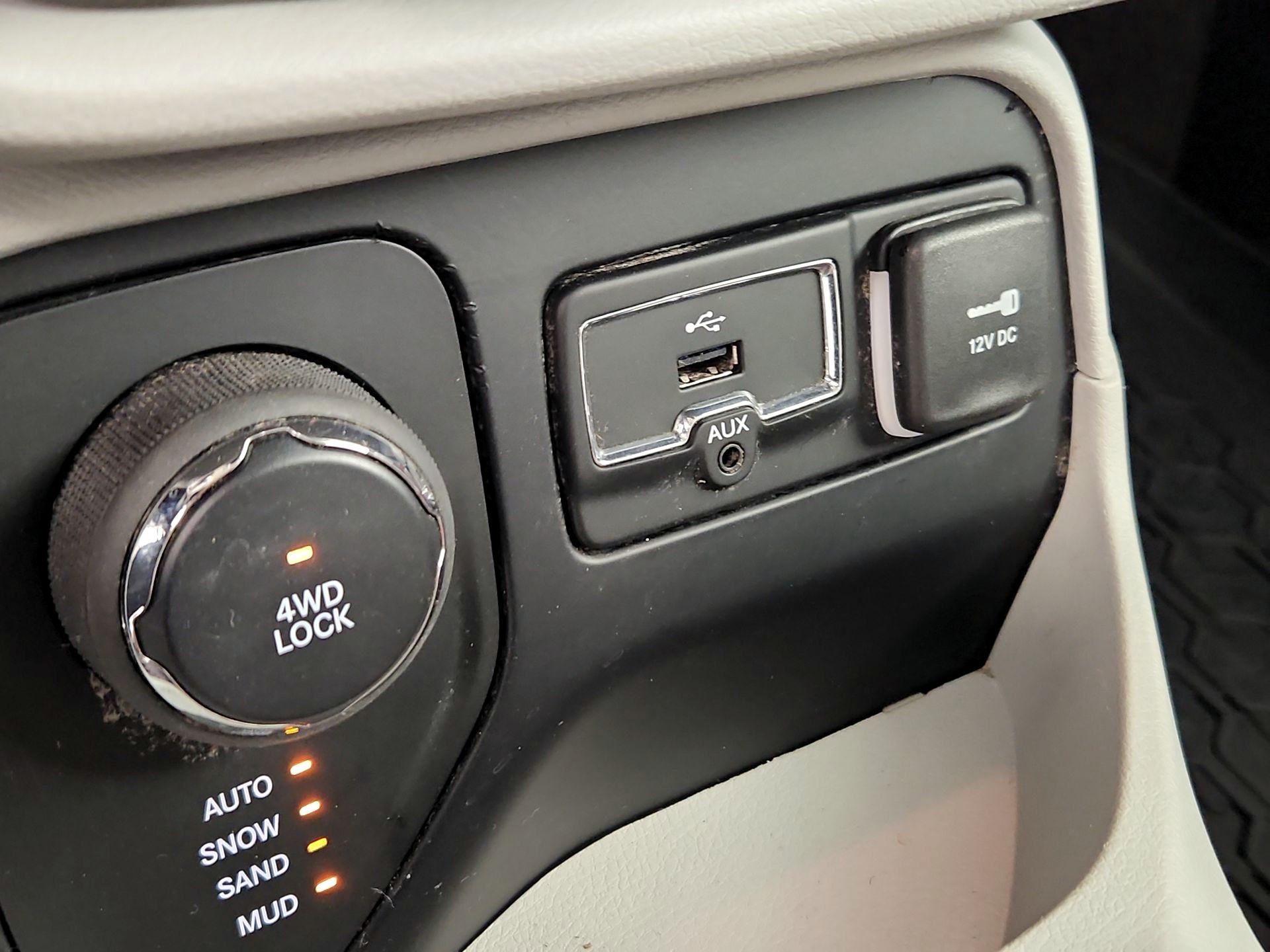 Thumbnail: 2015 Jeep Renegade - 18