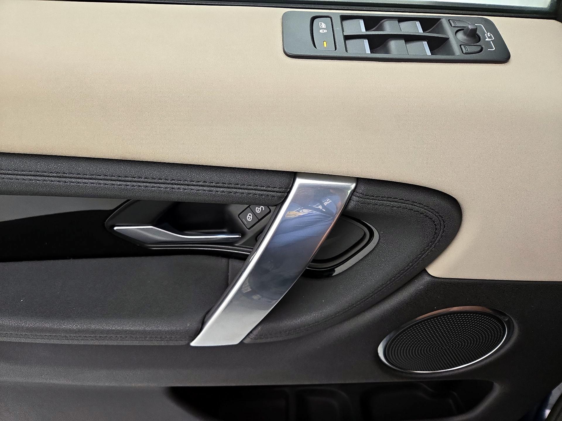 Thumbnail: 2020 Land Rover Discovery Sport - 12