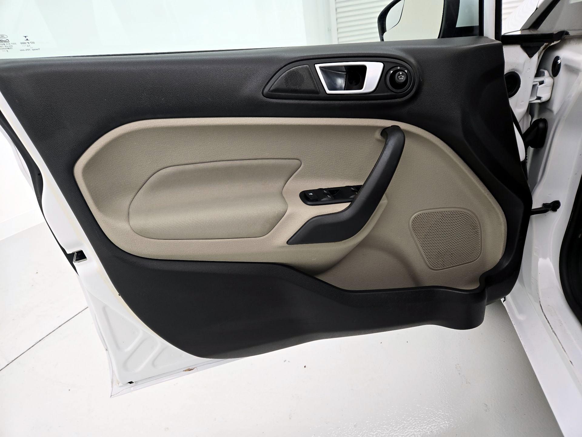 Thumbnail: 2015 Ford Fiesta - 12