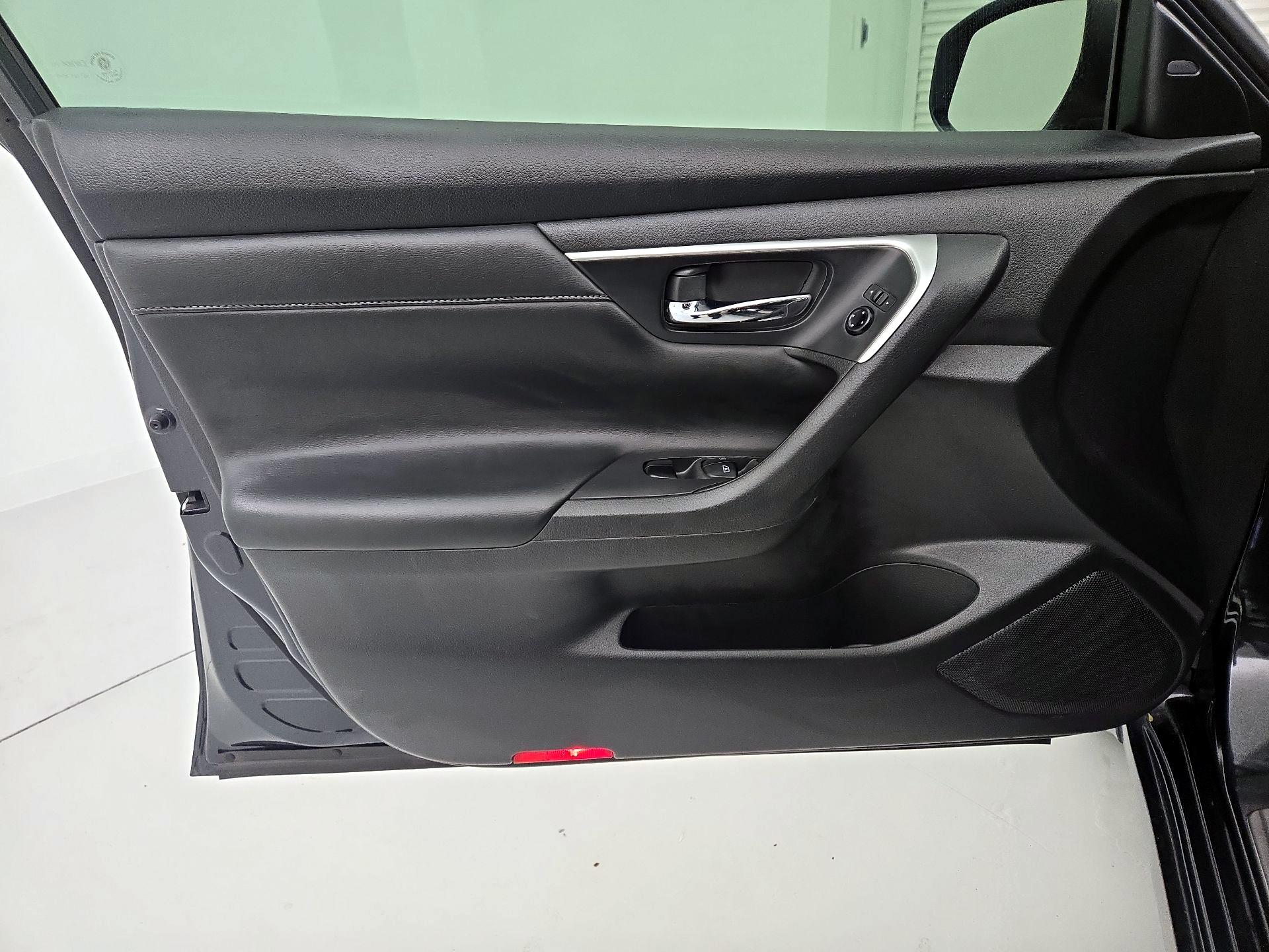 Thumbnail: 2016 Nissan Altima - 12