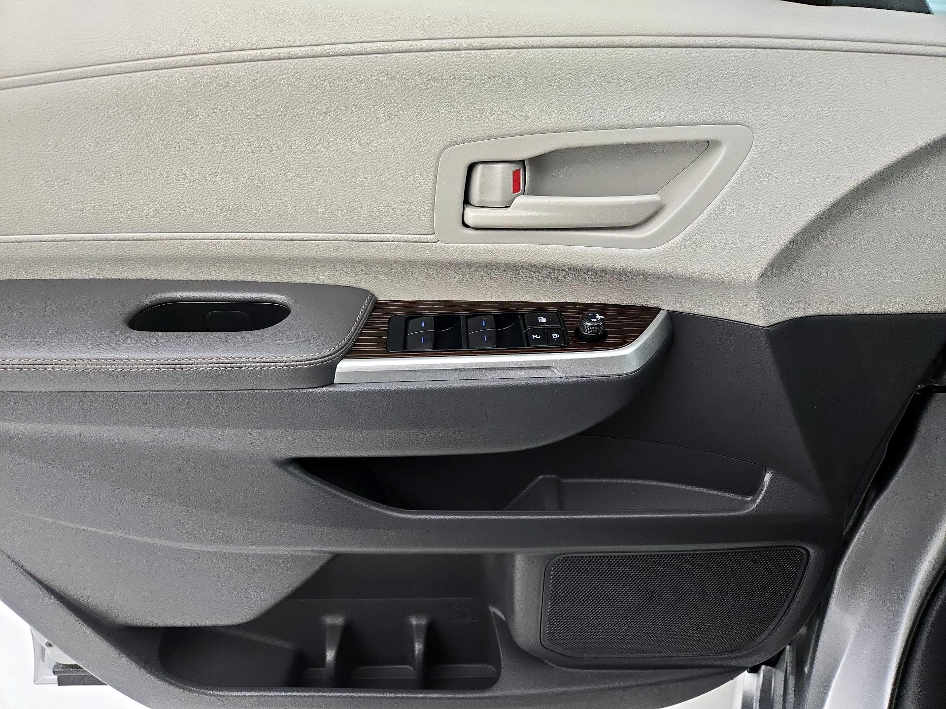 Thumbnail: 2023 Toyota Sienna - 12