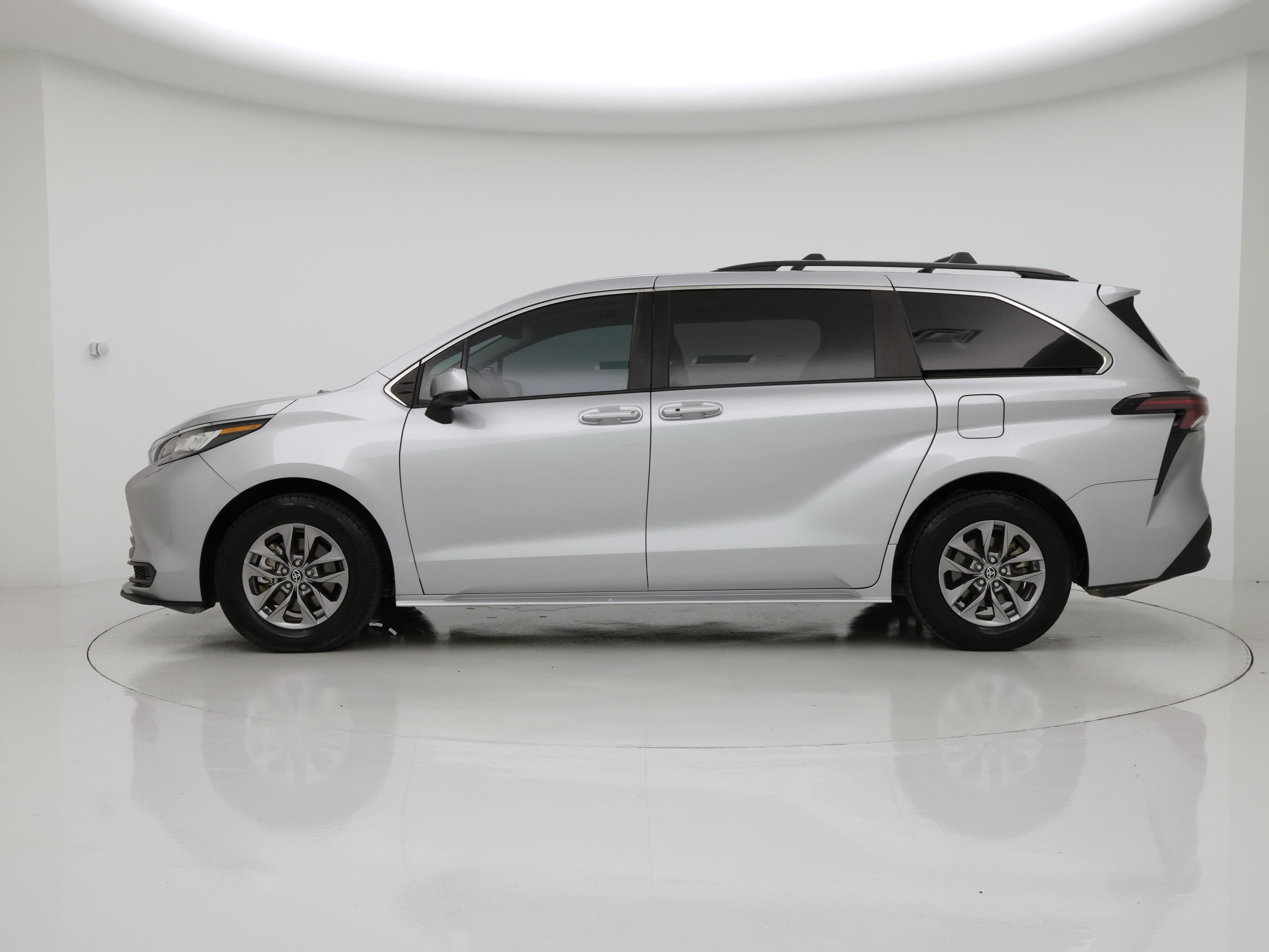 Thumbnail: 2023 Toyota Sienna - 3