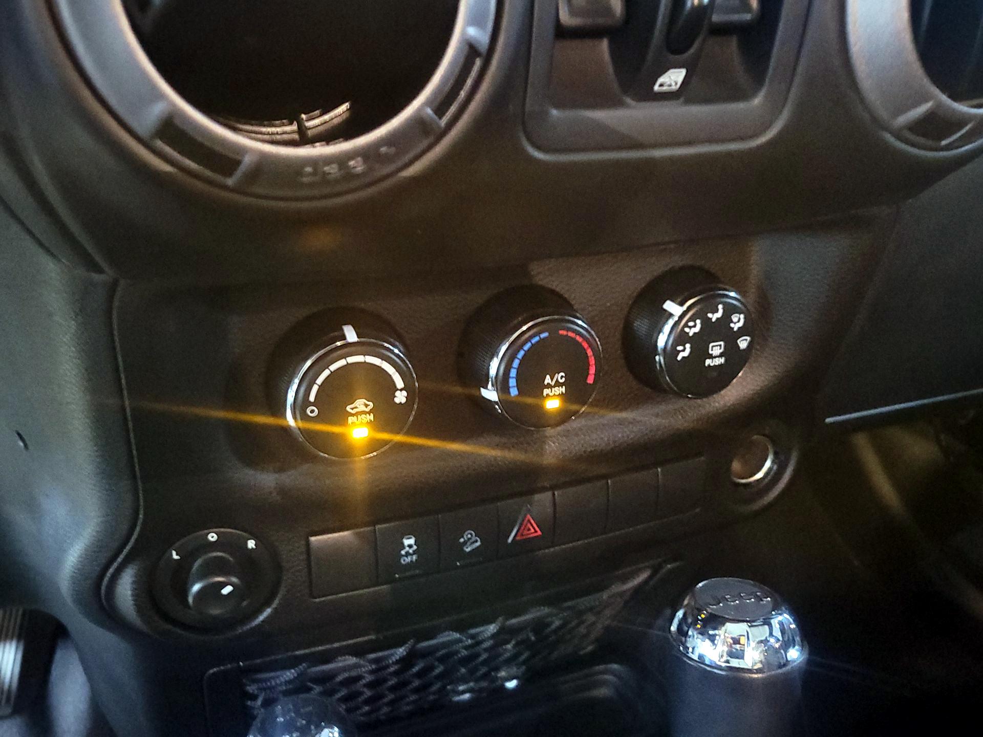 Thumbnail: 2017 Jeep Wrangler - 14